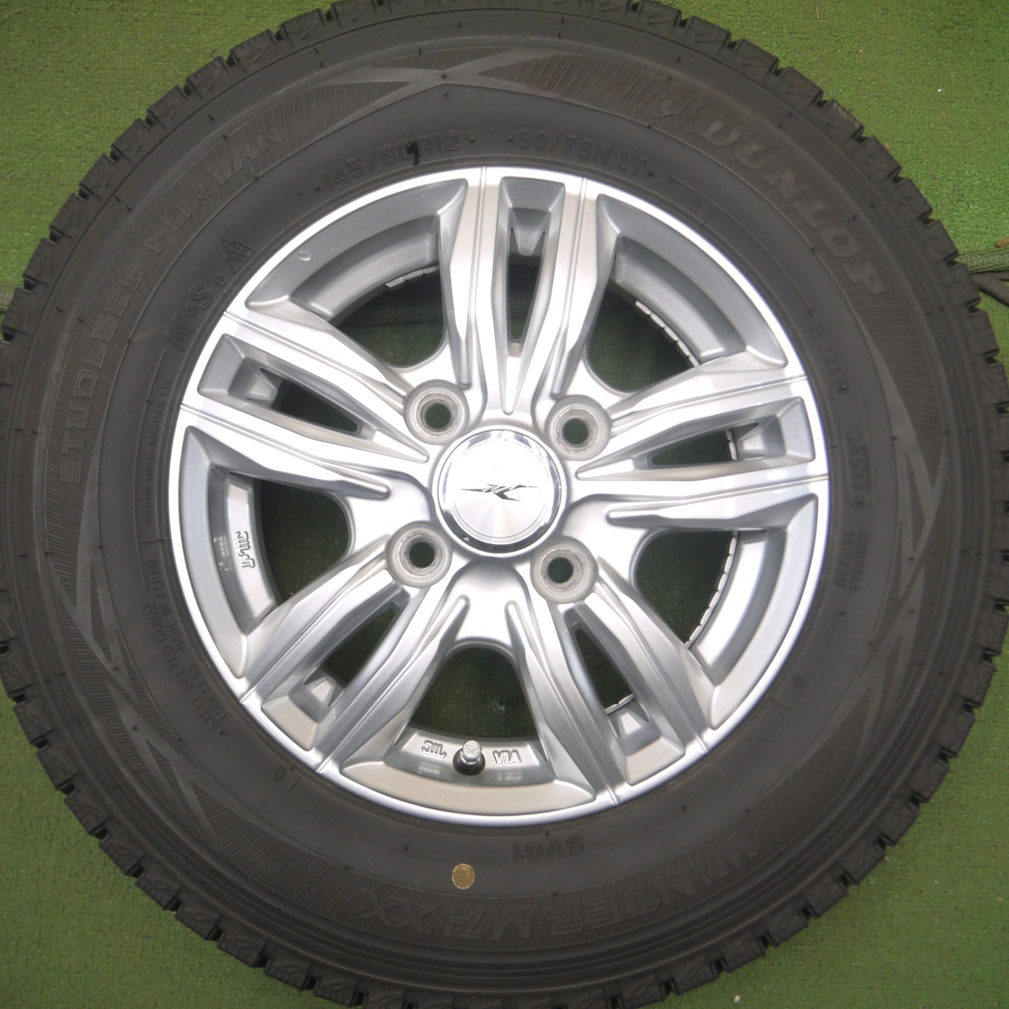*送料無料* バリ溝！23年！キレイ！9.5分以上★スタッドレス 145/80R12 80/78N ダンロップ ウインターマックス SV01 JOKER ジョーカー PCD100/4H★4041504Hス