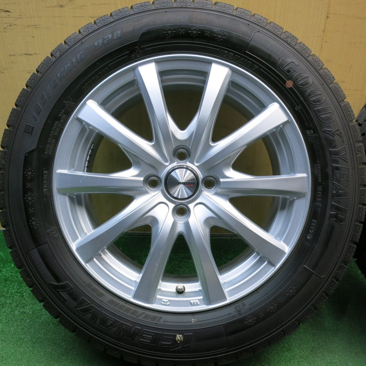 バリ溝！キレイ！9.5分★スタッドレス 195/65R16 グッドイヤー アイスナビ7 ravrion RS01 ラブリオン 16インチ PCD100/4H★6032906HAス
