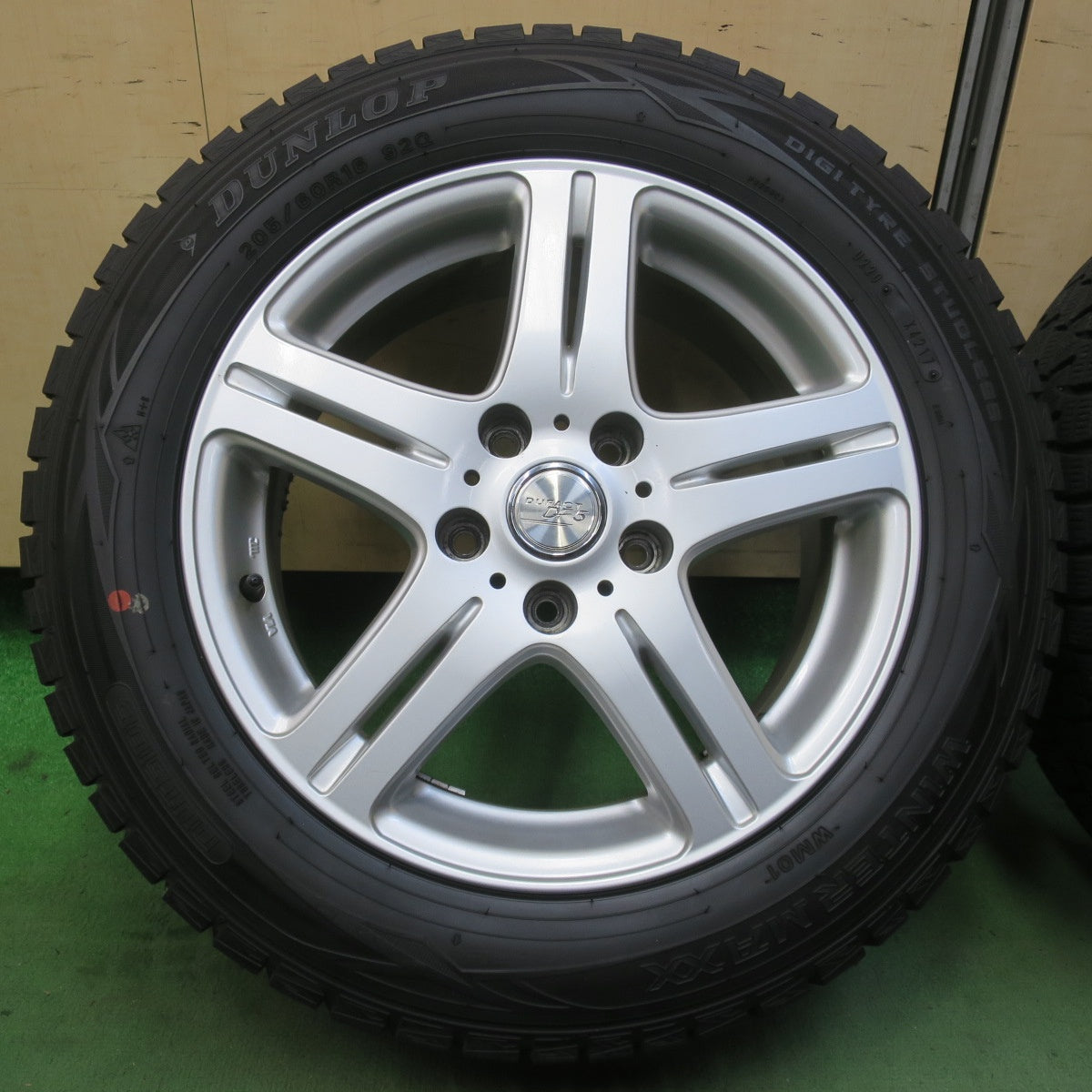 バリ溝！キレイ！9.5分★スタッドレス 205/60R16 ダンロップ ウインターマックス WM01 DUFACT DF5 デュファクト 16インチ PCD114.3/5H★6042713イス