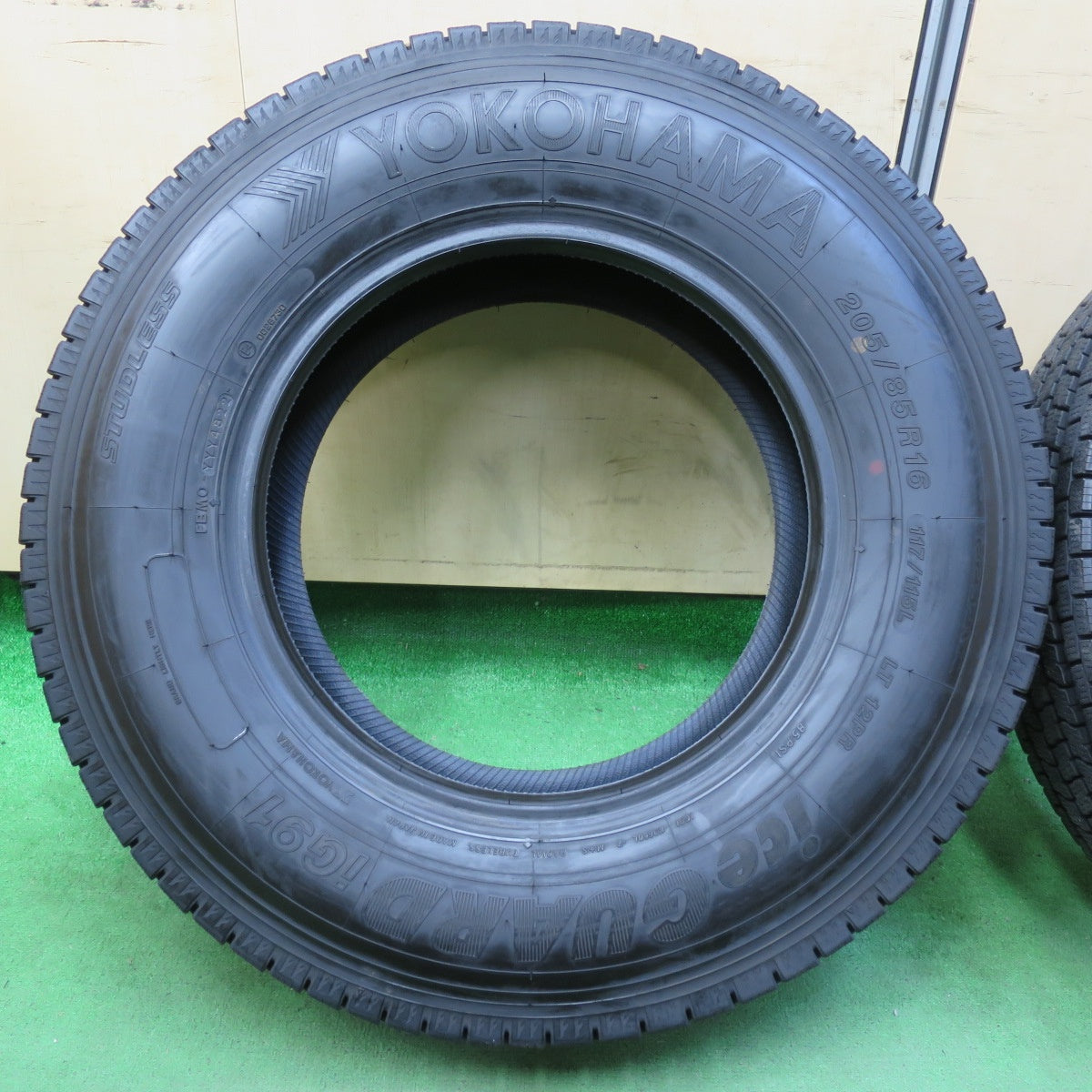 [送料無料] バリ溝！22年！9.5分以上★トラック タイヤ 205/85R16 117/115L 12PR スタッドレス ヨコハマ アイスガード iG91 16インチ★4092805イスタ