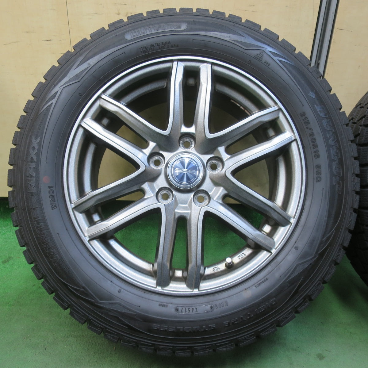 バリ溝！キレイ！9.5分★スタッドレス 215/60R16 ダンロップ ウインターマックス WM01 SG-E 社外 アルミ 16インチ PCD114.3/5H★6011005イス