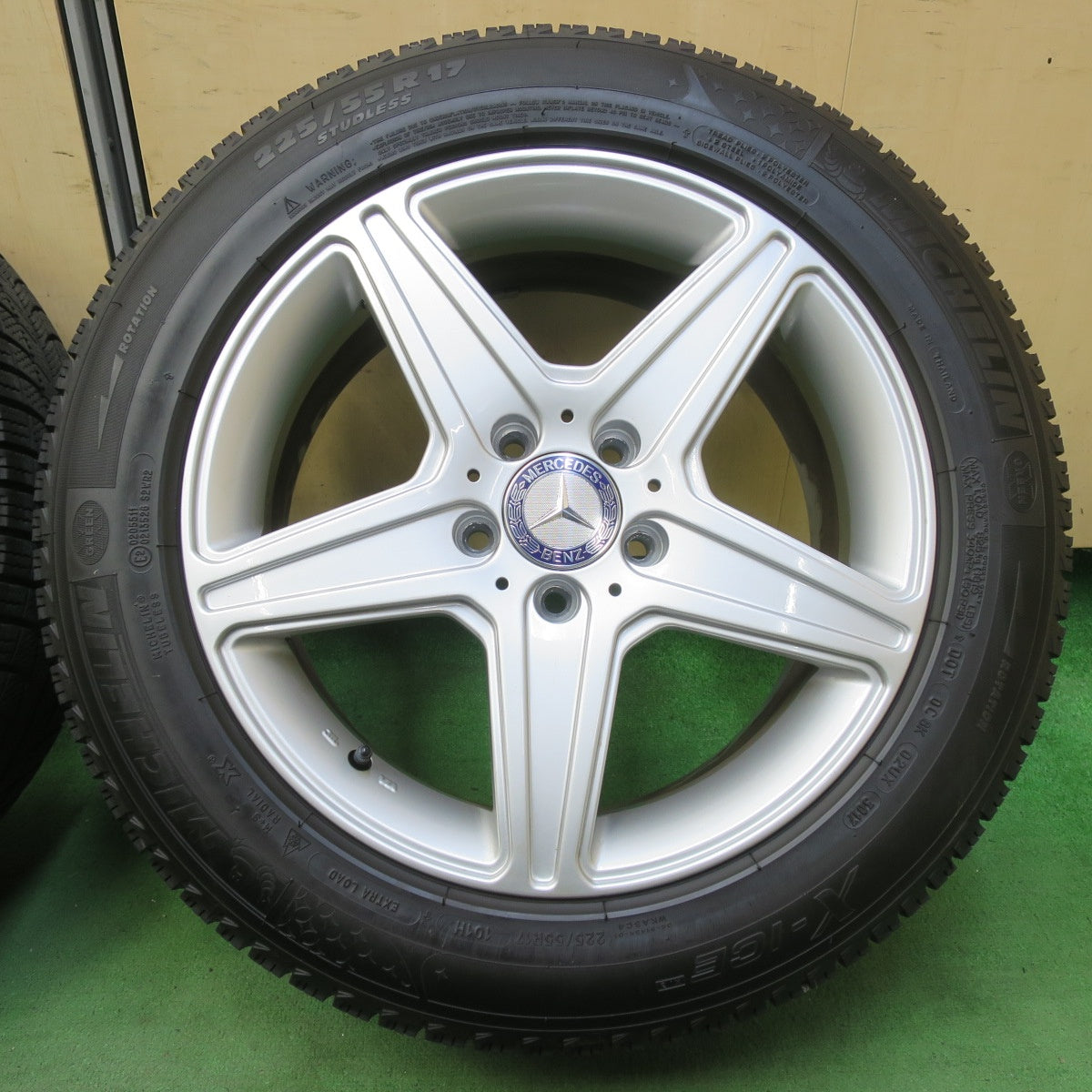 バリ溝！キレイ！9.5分★ベンツ 等 AGA Burg 225/55R17 スタッドレス ミシュラン X-ICE XI3 17インチ ブルグ PCD112/5H★5080604イス