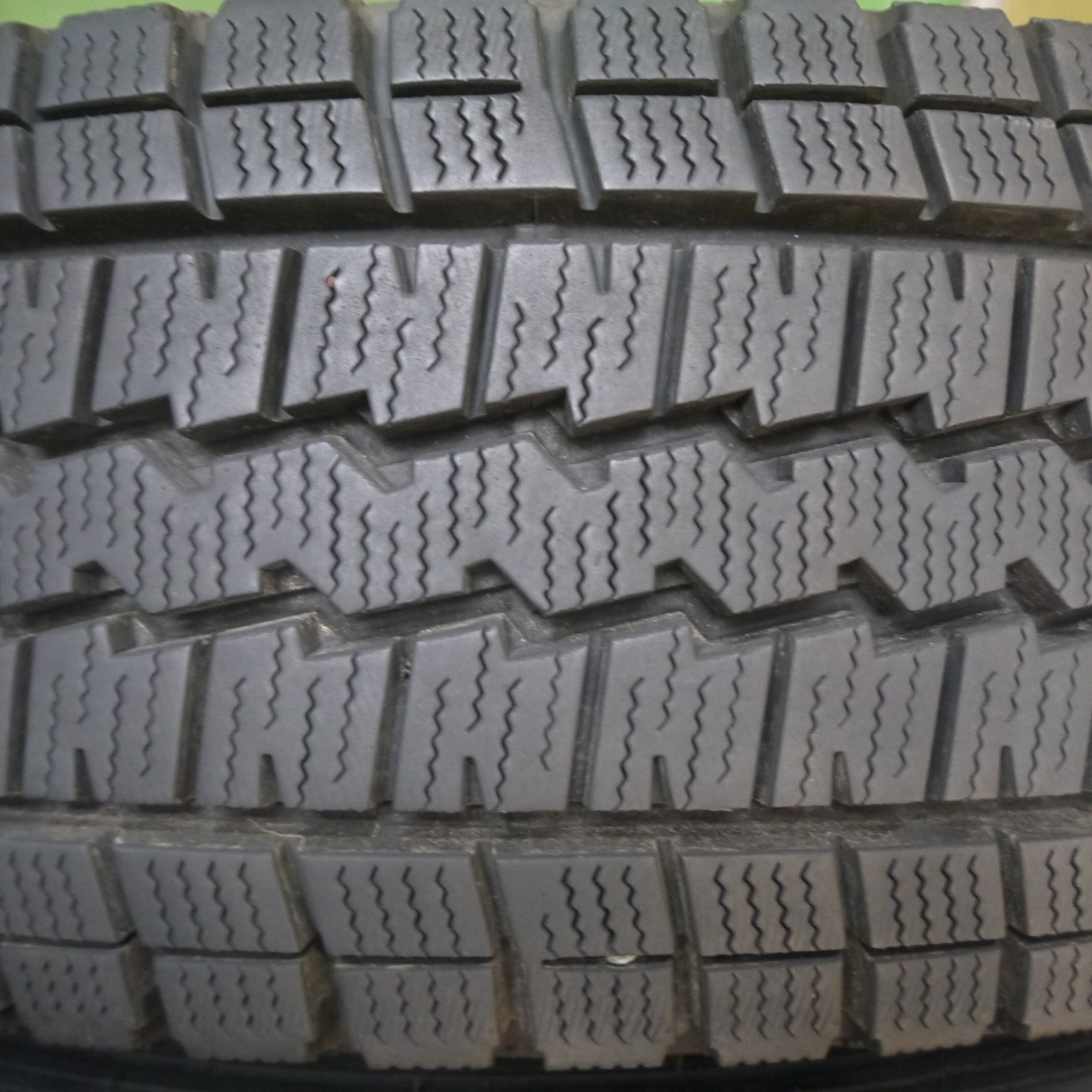 送料無料* バリ溝！9分☆ハイエース等 215/70R15 107/105L