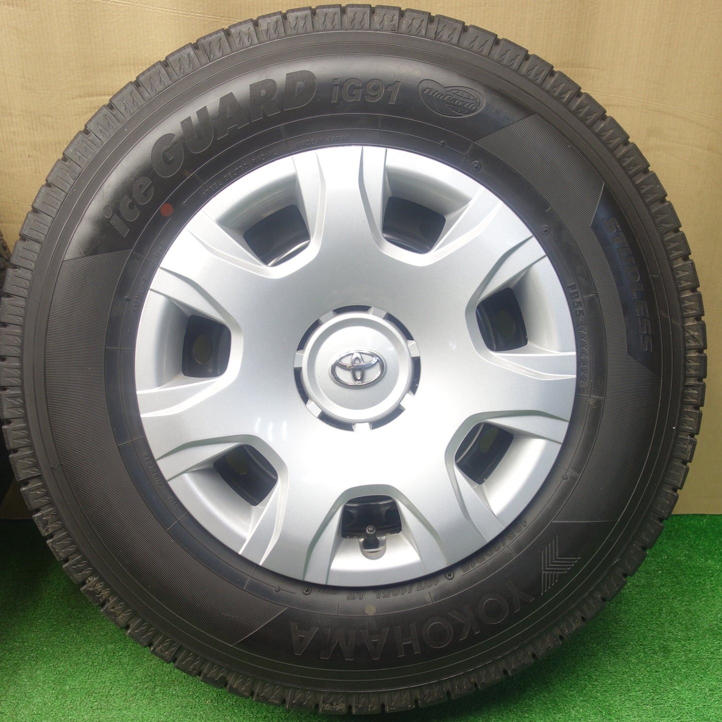 バリ溝！22年！キレイ！ほぼ10分★トヨタ 200系 ハイエース 純正 スチール 195/80R15 107/105L スタッドレス ヨコハマ アイスガード iG91 15インチ PCD139.7/6H★6011503KTス
