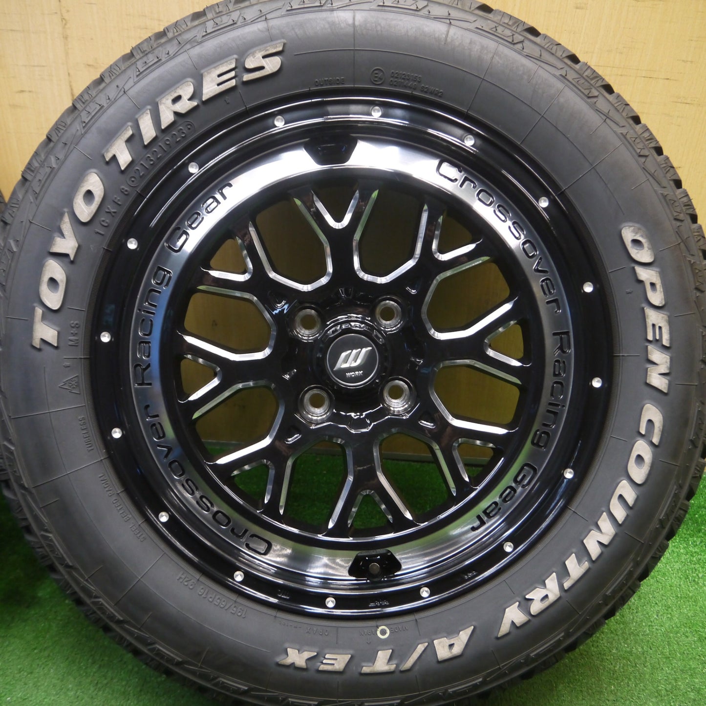 [送料無料] バリ溝！23年！キレイ！9.5分★WORK Crossover Racing Gear CRAG CKV 195/65R16 トーヨー オープンカントリー A/T EX ホワイトレター ワーク PCD100/4H★5020404Hノ