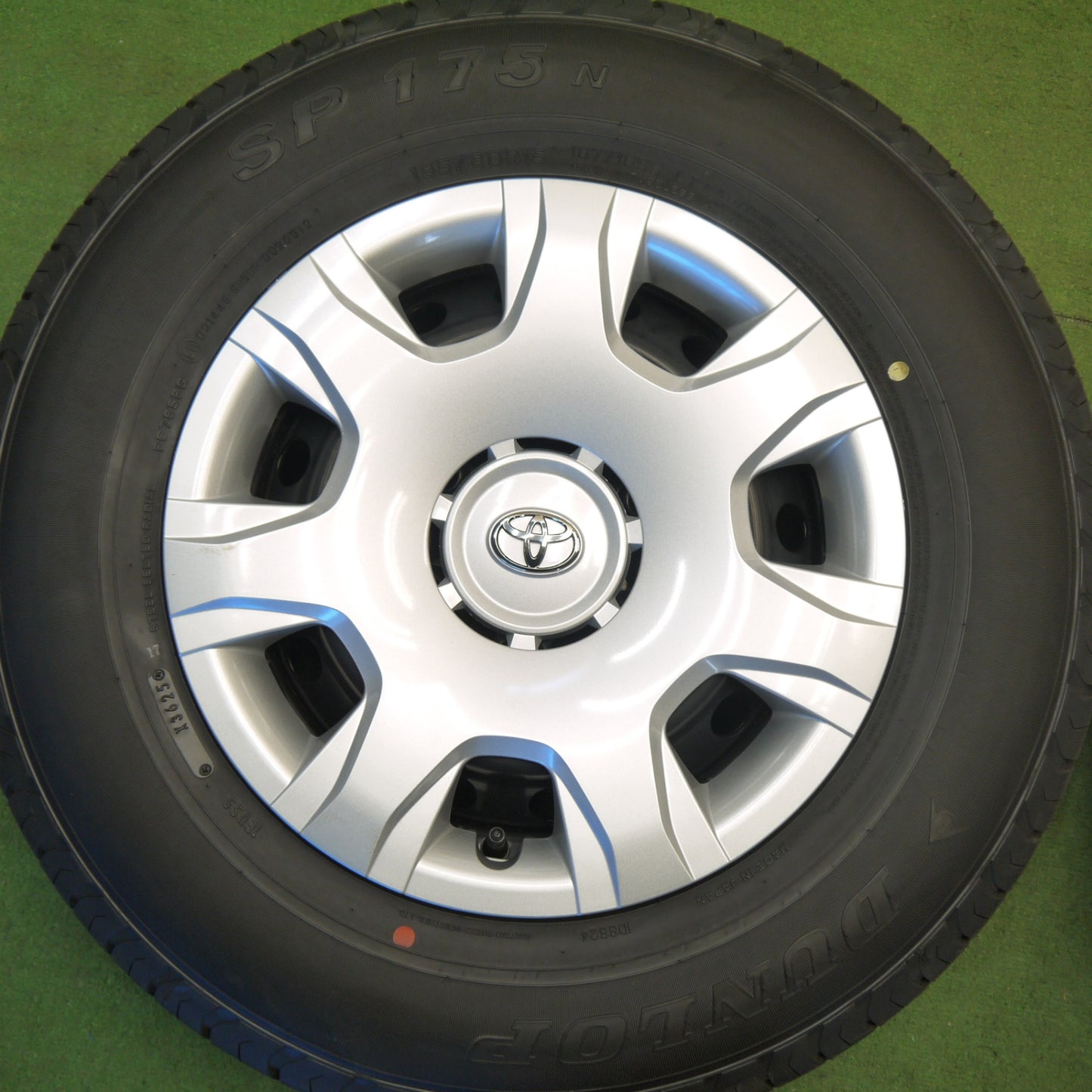 新車外し！25年★トヨタ 200系 ハイエース 純正 スチール 195/80R15 107/105S ダンロップ SP175N 15インチ PCD139.7/6H★6032705Hノ
