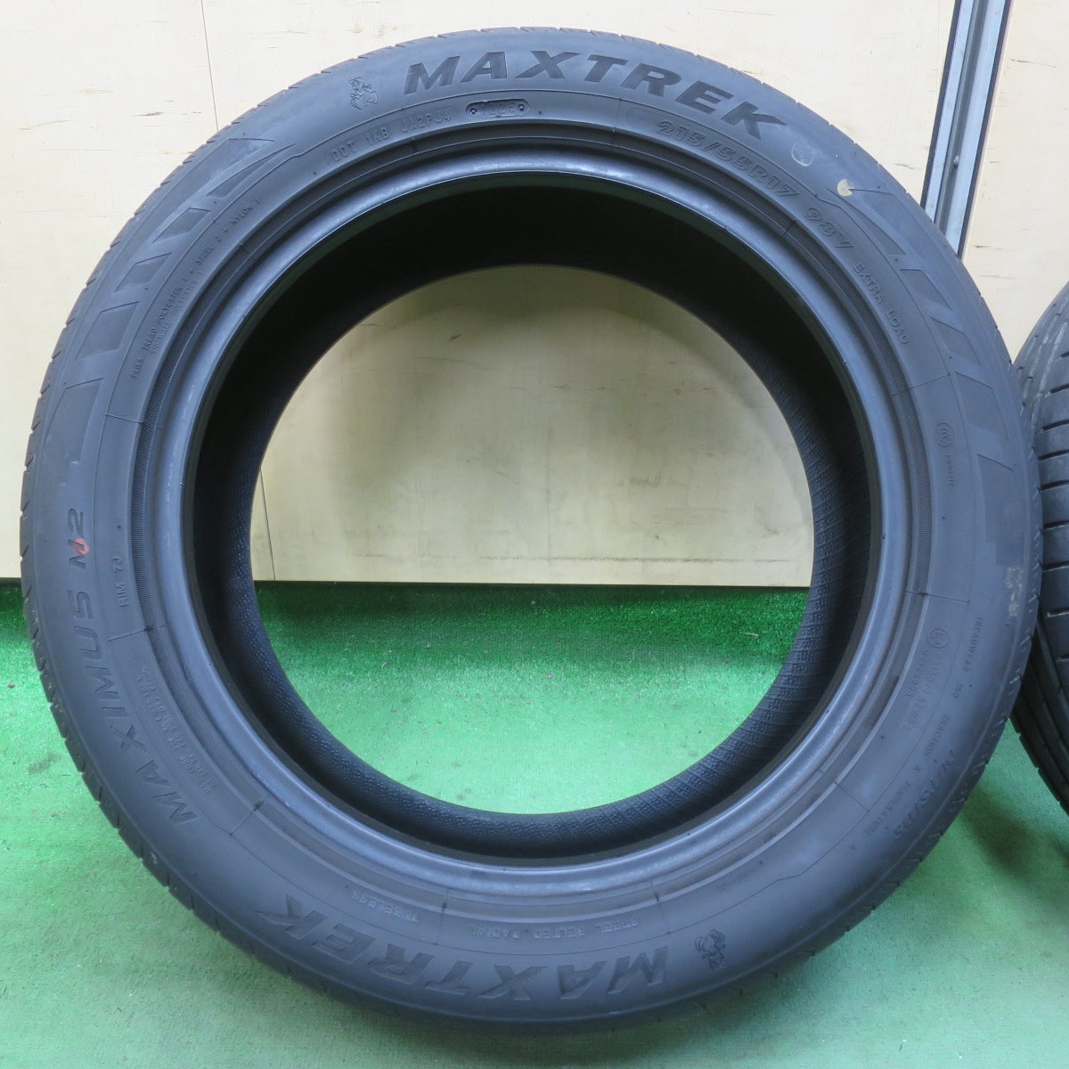 バリ溝！25年！9分★215/55R17 マックストレック MAXIMUS M2 タイヤ 17インチ クラウン マークX ヤリスクロス カムリ 等★5122017イノタ