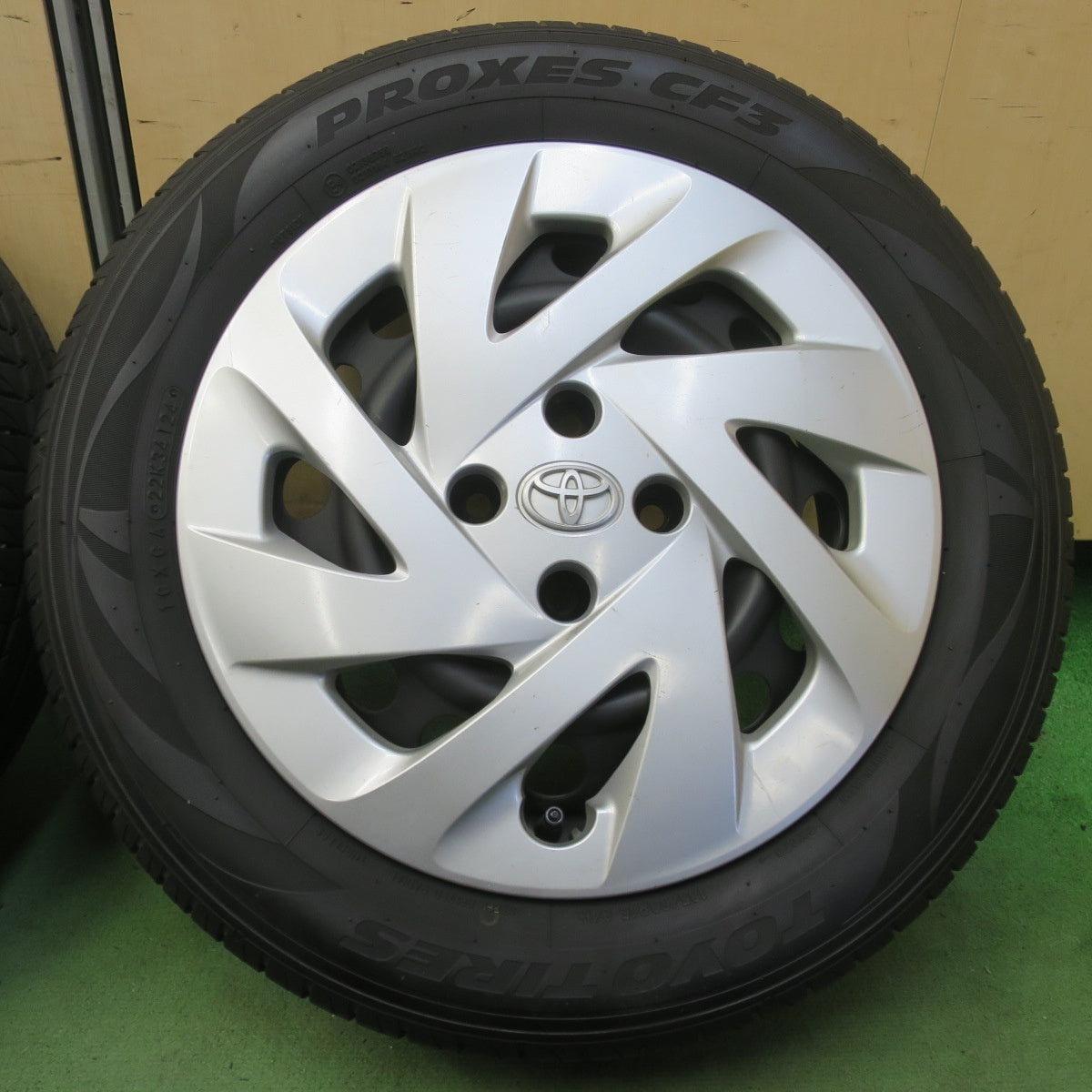 バリ溝！24年！9.5分★トヨタ アクア 純正 スチール 185/60R15 トーヨー プロクセス CF3 15インチ PCD100/4H★6052905イノ