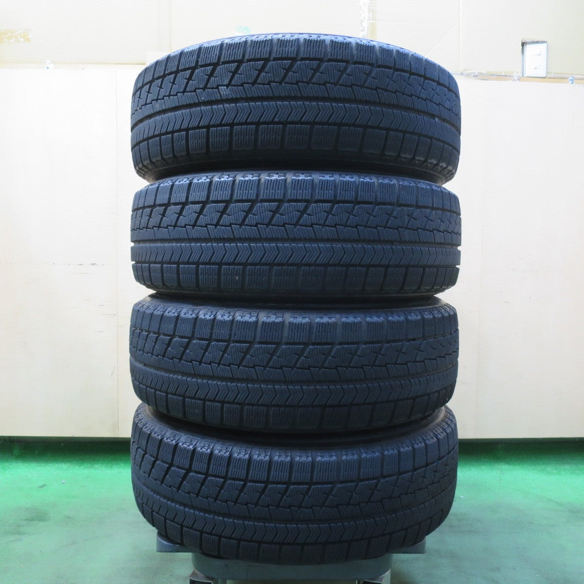 キレイ★トヨタ 80系 ヴォクシー ノア エスクァイア 純正 195/65R15 スタッドレス ブリヂストン ブリザック VRX 15インチ PCD114.3/5H★5103008イス