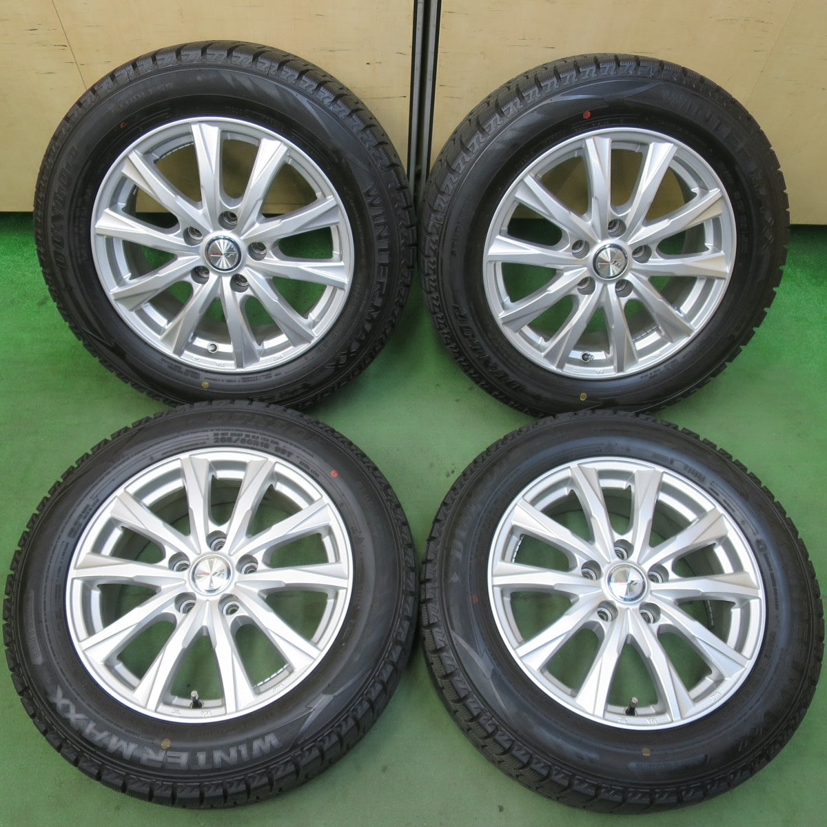 バリ溝！24年！キレイ！ほぼ10分★スタッドレス 205/60R16 ダンロップ ウインターマックス WM02 JOKER ジョーカー 16インチ PCD114.3/5H★5112902イス