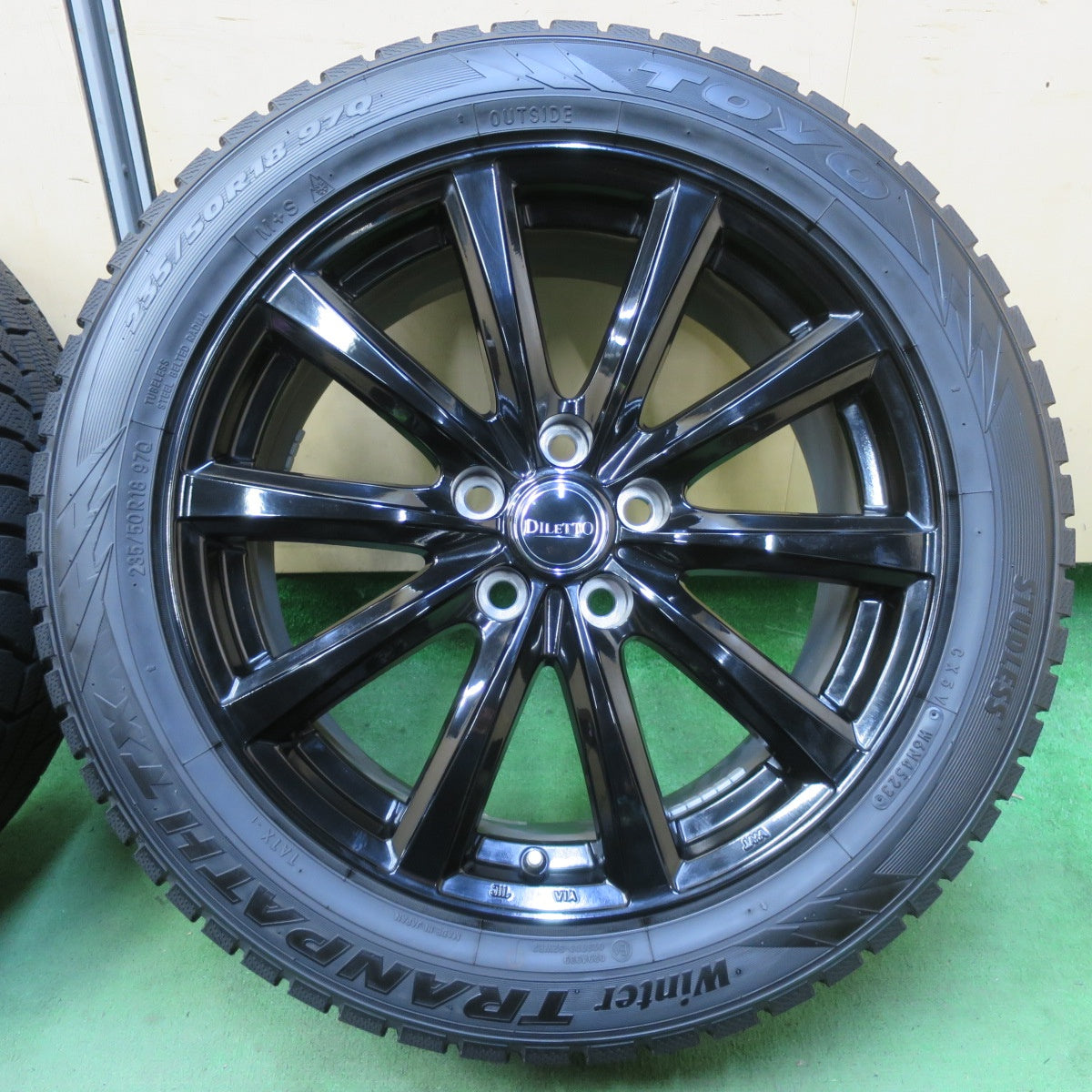 バリ溝！23年！キレイ！ほぼ10分★スタッドレス 235/50R18 トーヨー ウインター トランパス TX DILETTO ディレット 18インチ PCD114.3/5H★5072804イス