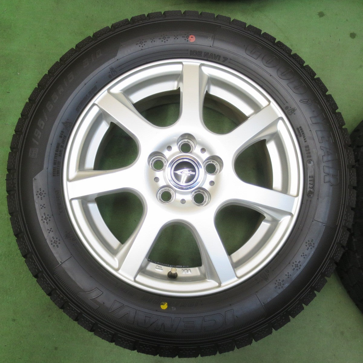 バリ溝！24年！キレイ！ほぼ10分★プリウス 等 195/65R15 スタッドレス グッドイヤー アイスナビ7 ravrion P3 ラブリオン 15インチ PCD100/5H★5122705イス