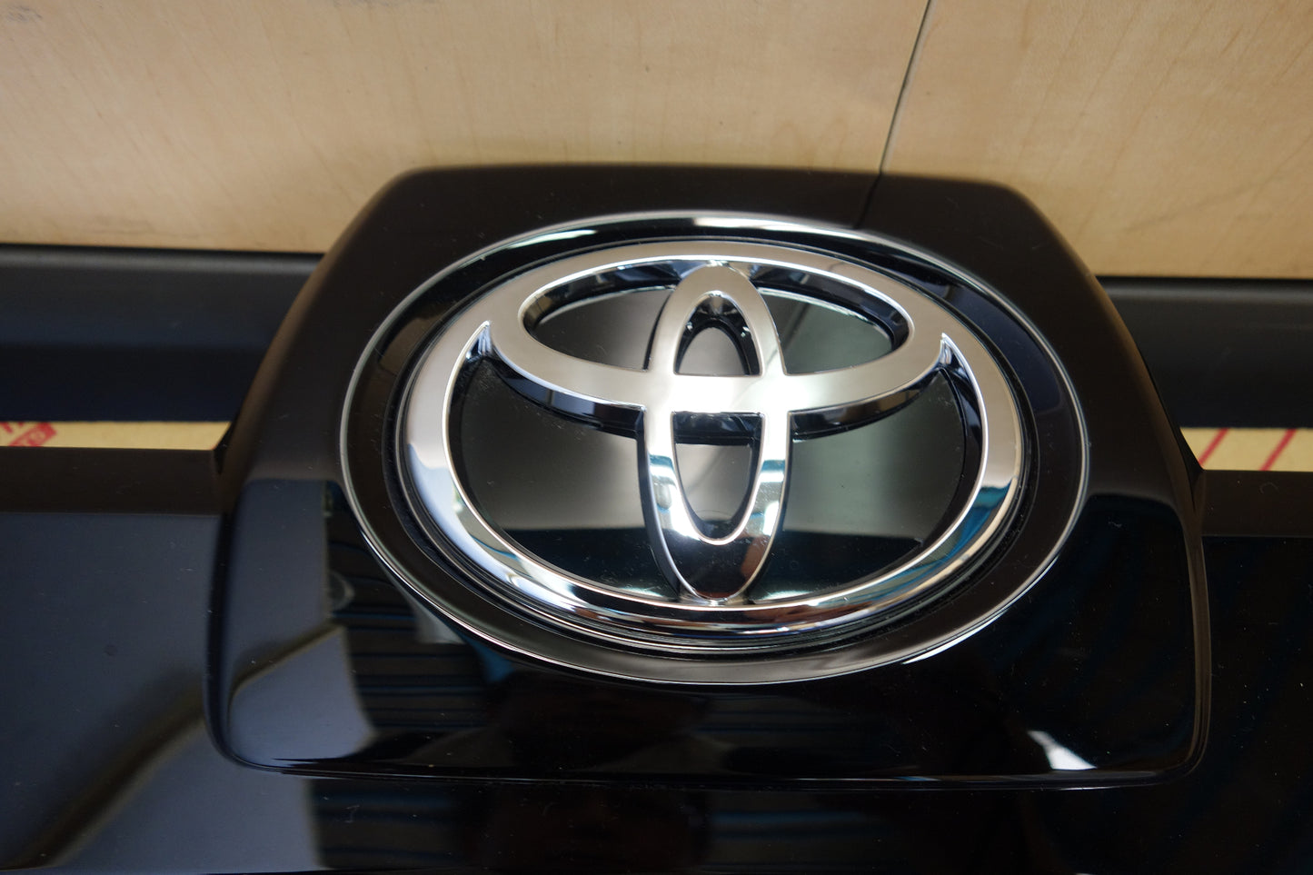 [送料無料] 新車外し☆トヨタ 215系 ハイラックス サーフ 純正 リア ガーニッシュ 08409-35060 ブラック カー パーツ☆