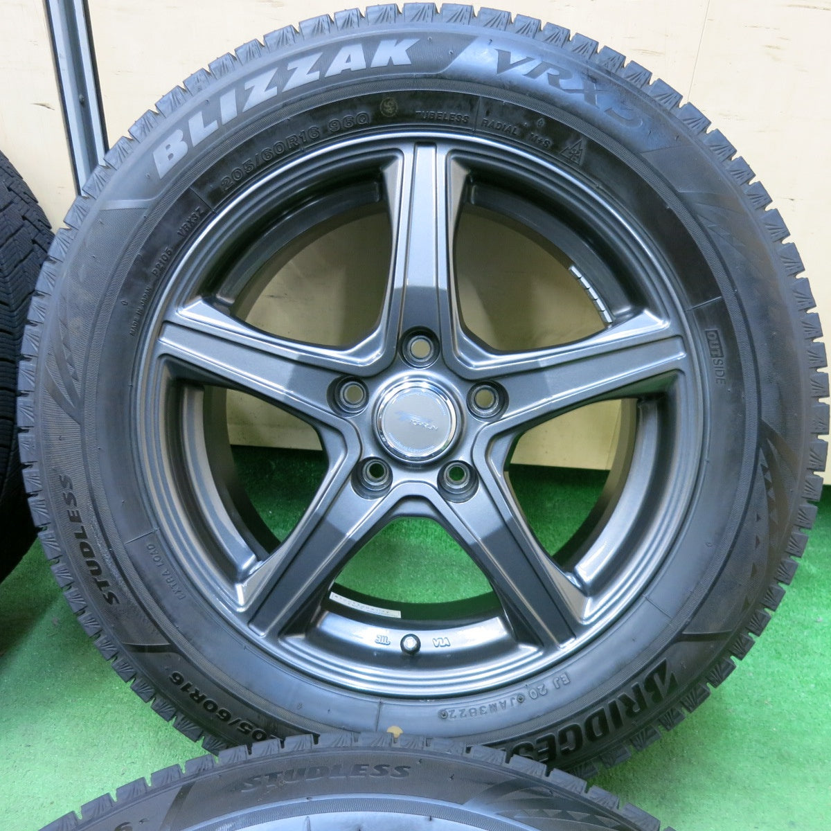 [送料無料] バリ溝！22年！キレイ！9.5分★スタッドレス 205/60R16 ブリヂストン ブリザック VRX3 TOPRUN トップラン 16インチ PCD114.3/5H★4112902SYス