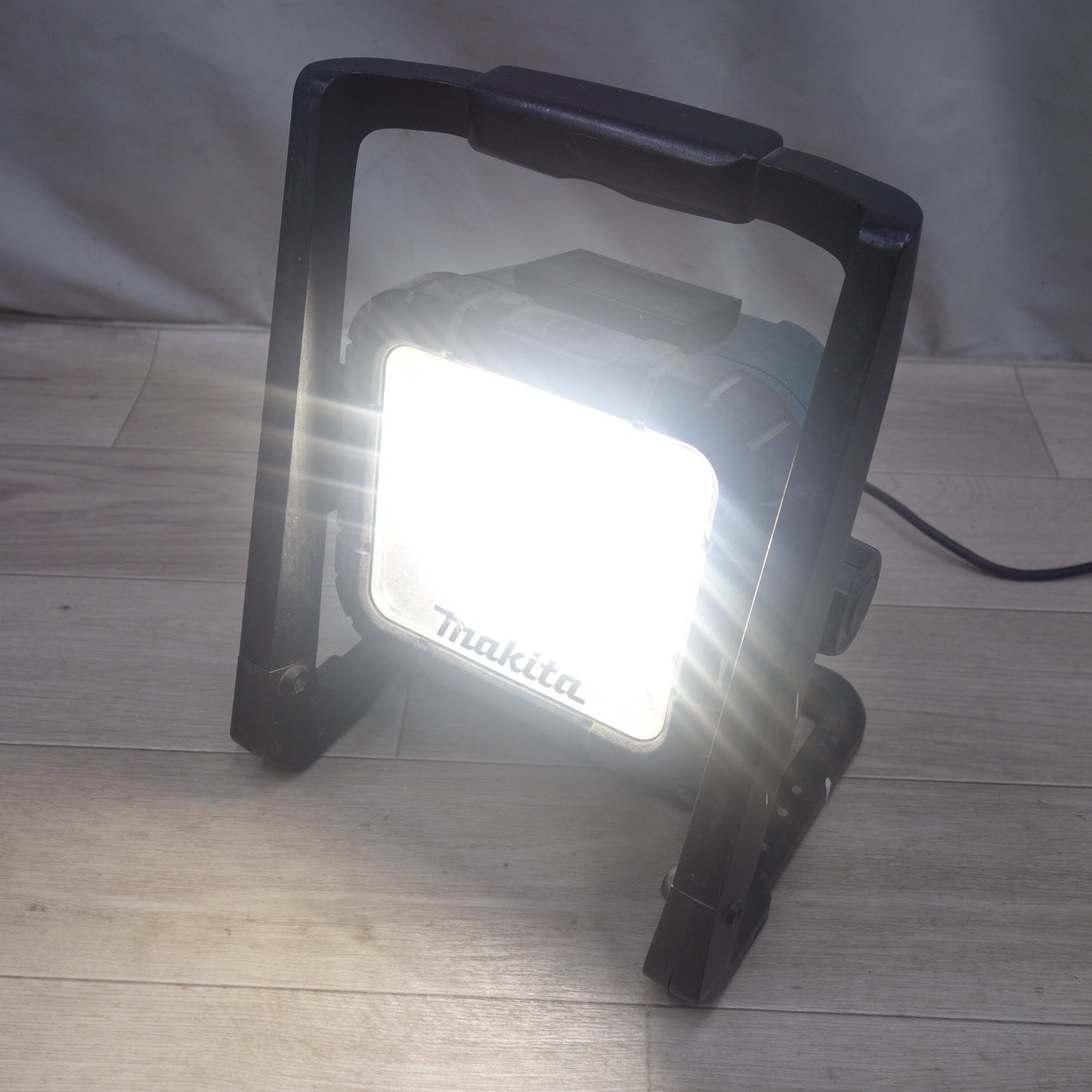 [送料無料] ◆マキタ 充電式 LED スタンド ライト ML805 作業灯 ワーク ライト ランプ 投光器 現場 照明 18V バッテリー BL1830B 100V makita◆