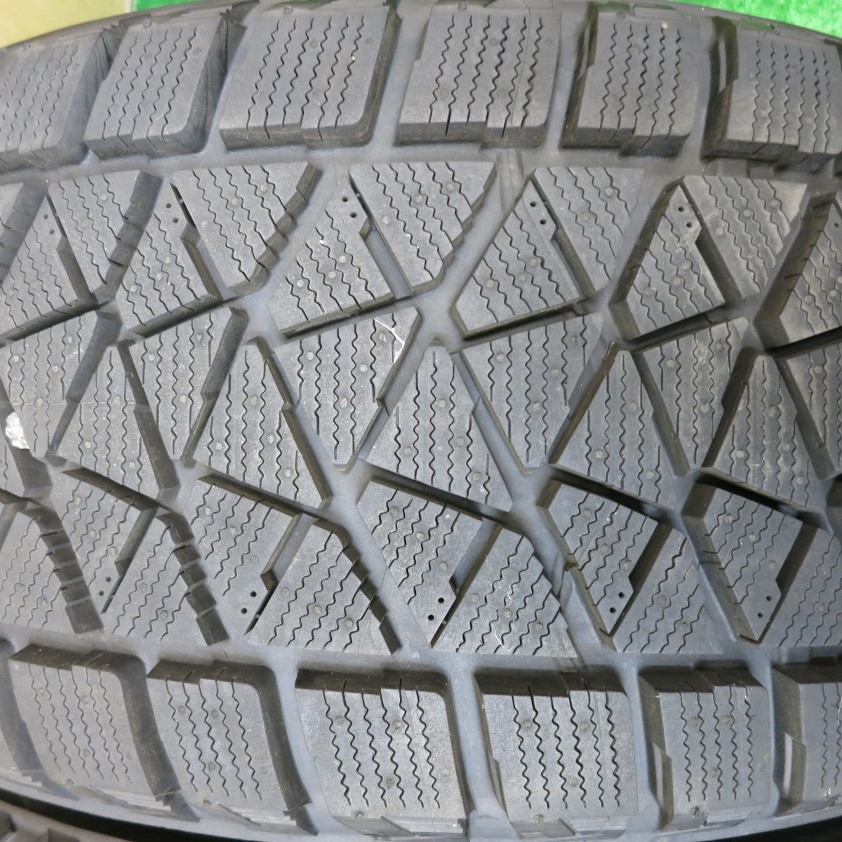 ほぼ未使用！キレイ★VW トゥアレグ ポルシェ カイエン 等 ATP 255/55R18 スタッドレス ブリヂストン ブリザック DM-V2 18インチ PCD130/5H★5101201HAス