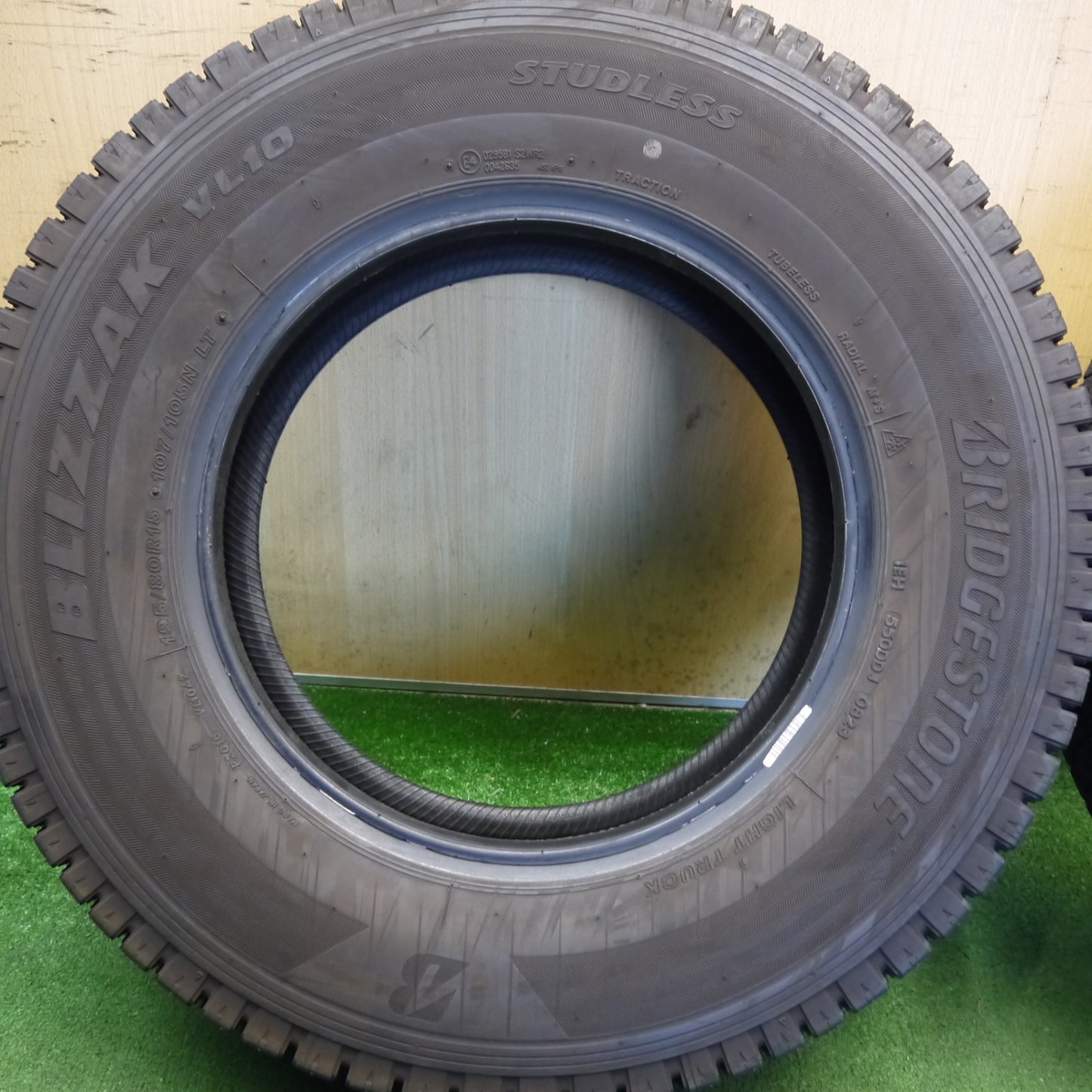 バリ溝！23年！9.5分★スタッドレス 195/80R15 107/105N ブリヂストン ブリザック VL10 タイヤ 15インチ ハイエース キャラバン 等★6070306Hスタ