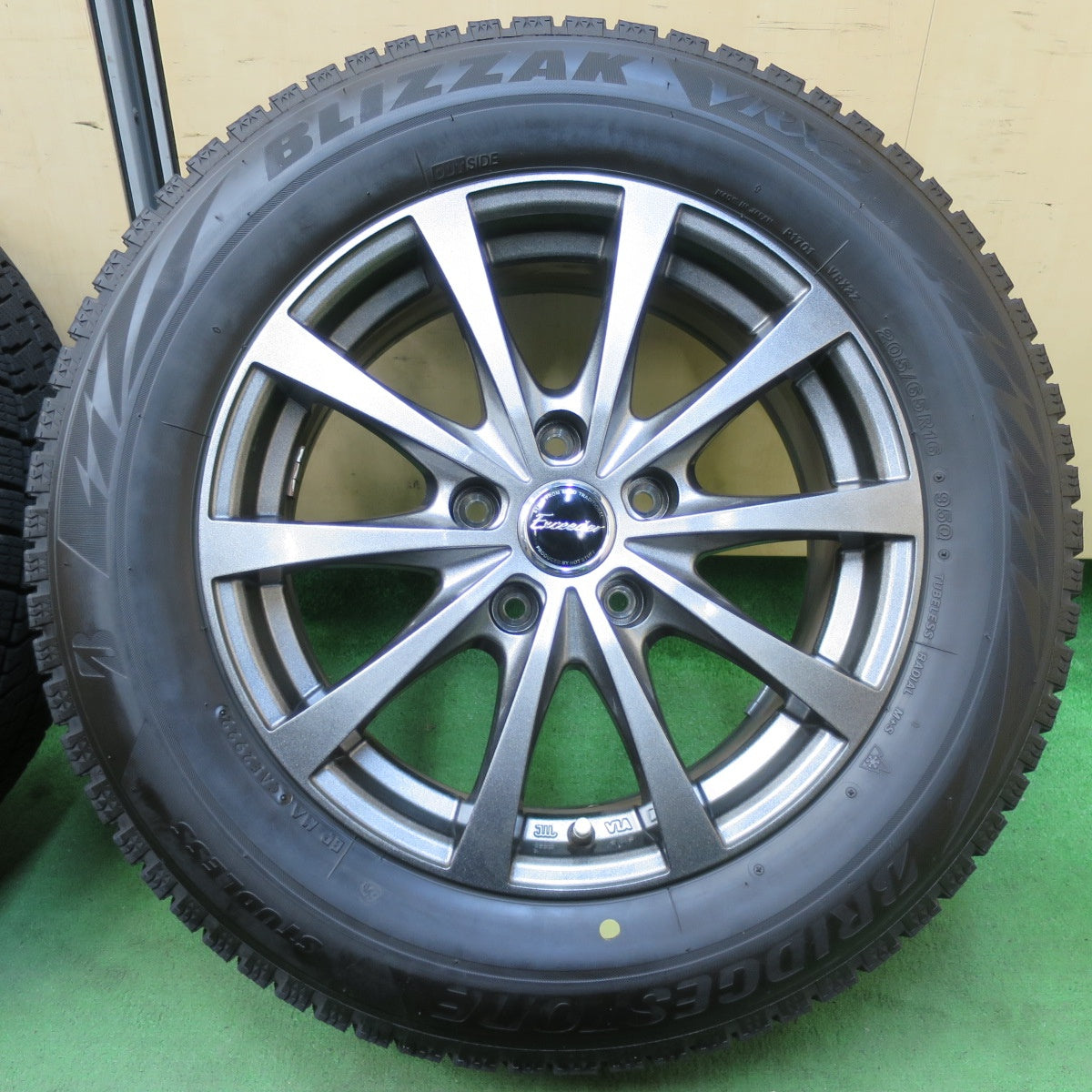 [送料無料] バリ溝！22年！キレイ！9.5分★スタッドレス 205/65R16 ブリヂストン ブリザック VRX2 Exceeder エクシーダー 16インチ PCD114.3/5H★5031504イス