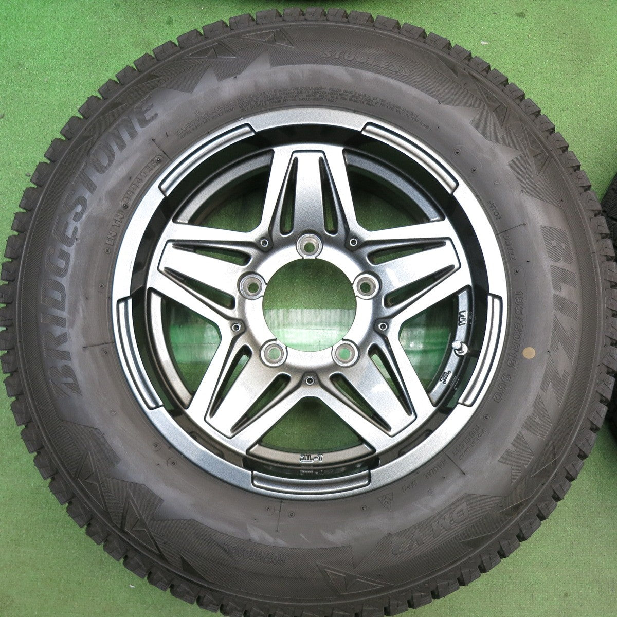 バリ溝！25年！キレイ！9.5分◎スタッドレス 195/80R15 ブリヂストン ブリザック DM-V2 MAD CROSS JB-01 マッドクロス 15インチ PCD139.7/5H◎6101106HAス