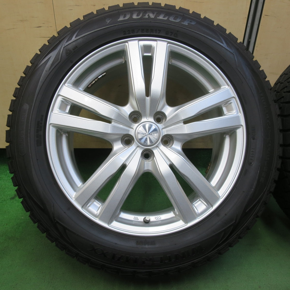バリ溝！キレイ！9.5分以上★インプレッサ 等 225/55R17 スタッドレス ダンロップ ウインターマックス WM01 DUFACT デュファクト 17インチ PCD100/5H★5101606イス