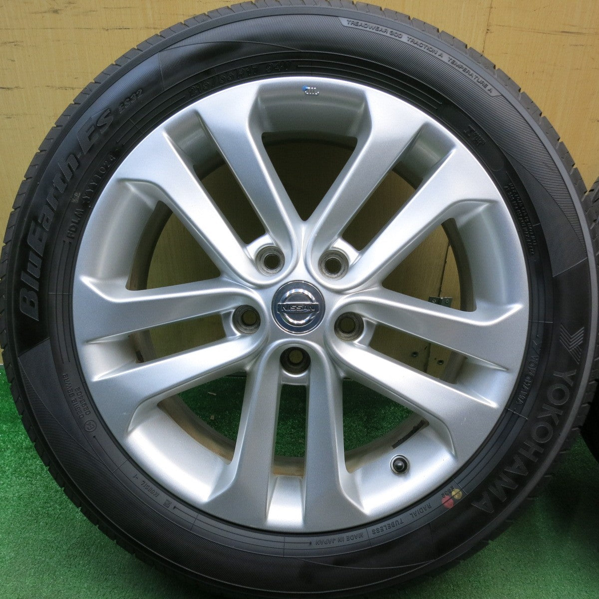 ほぼ未使用！24年★日産 ジューク 純正 215/55R17 ヨコハマ BluEarth-ES ES32 ブルーアース 17インチ PCD114.3/5H★6041211HAノ