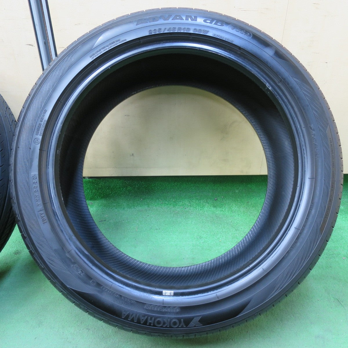 [送料無料] バリ溝！22年！9.5分★235/45R18 ヨコハマ アドバン dB V552 タイヤ 18インチ レクサス マークX アコード シビック ベンツ 等★5040305イノタ