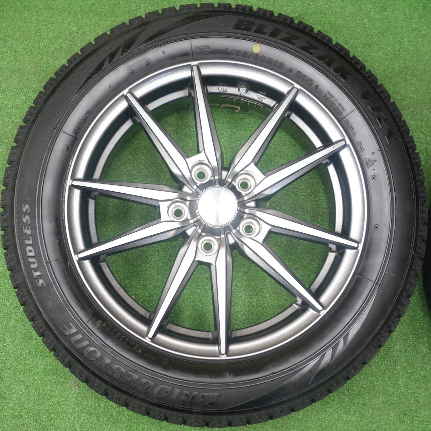 バリ溝！キレイ！9.5分★スタッドレス 195/60R16 ブリヂストン ブリザック VRX Humanline ヒューマンライン 16インチ PCD114.3/5H★6020103KTス