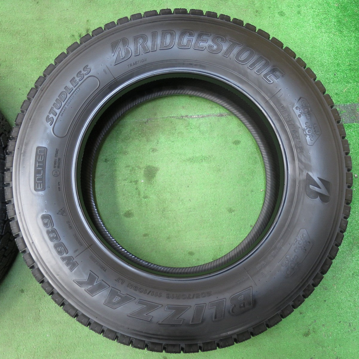 [送料無料] 未使用！24年★トラック タイヤ 205/70R16 111/109N スタッドレス ブリヂストン ブリザック W989 16インチ★5022804イスタ