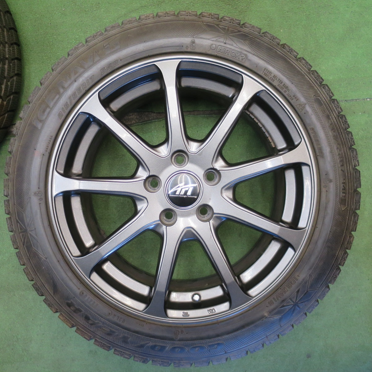 バリ溝！9.5分◎ワーゲン 等 AFT 215/55R17 スタッドレス グッドイヤー アイスナビ6 17インチ PCD112/5H◎6072503NJス