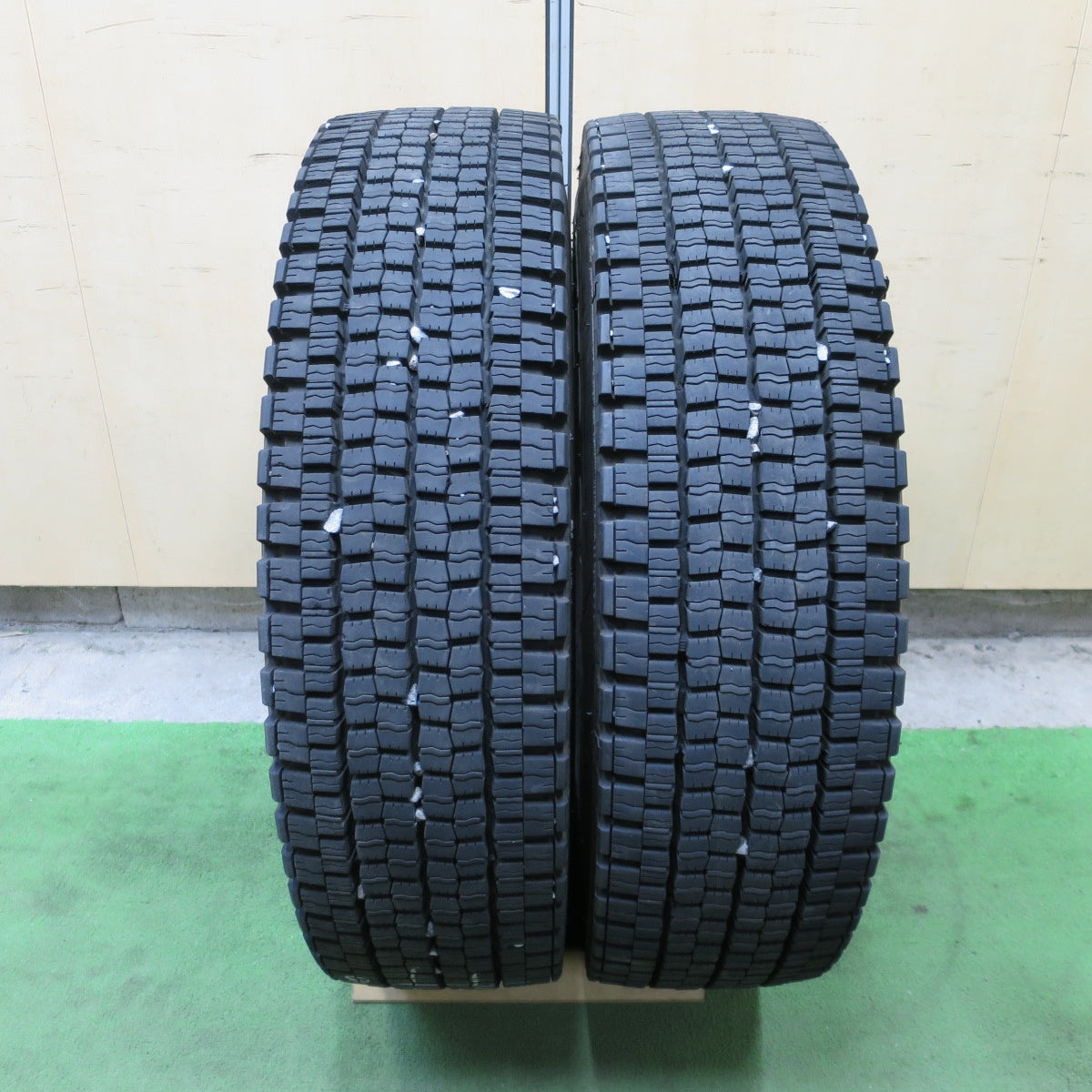 バリ溝！23年！9分！2本◎トラック タイヤ 225/80R17.5 123/122L スタッドレス ダンロップ デクテス SP001 DECTES 17.5インチ◎6100605NGスタ