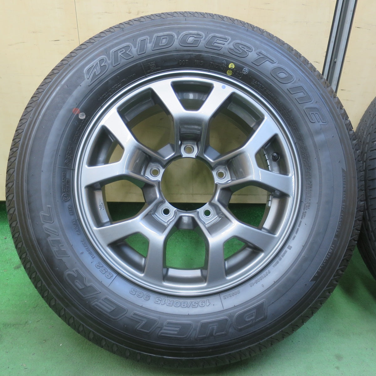 新車外し！25年★スズキ JB74W ジムニー シエラ 純正 195/80R15 ブリヂストン デューラー H/L 852 DUELER 15インチ PCD139.7/5H★6021903イノ