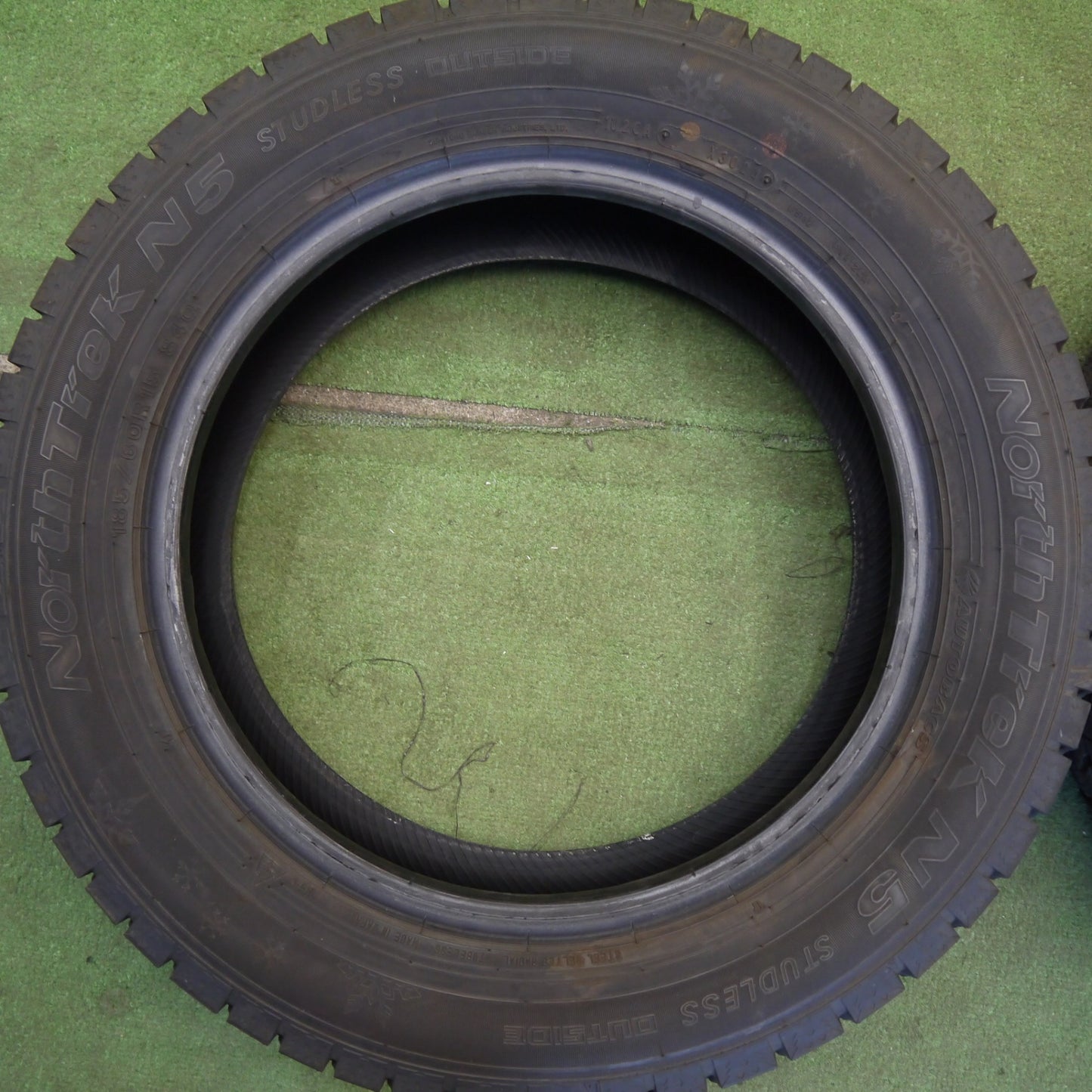 バリ溝！24年！9.5分以上★スタッドレス 185/60R15 オートバックス ノーストレック N5 タイヤ 15インチ ヴィッツ ヤリス カローラフィールダー フィット スイフト 等★6051805Hスタ
