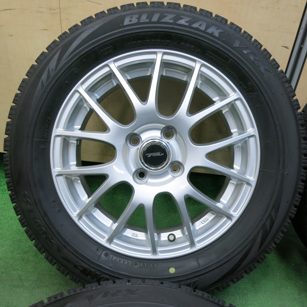 [送料無料] バリ溝！キレイ！9分★スタッドレス 185/65R15 ブリヂストン ブリザック VRX TOPRUN トップラン 15インチ PCD100/4H★4120410SYス