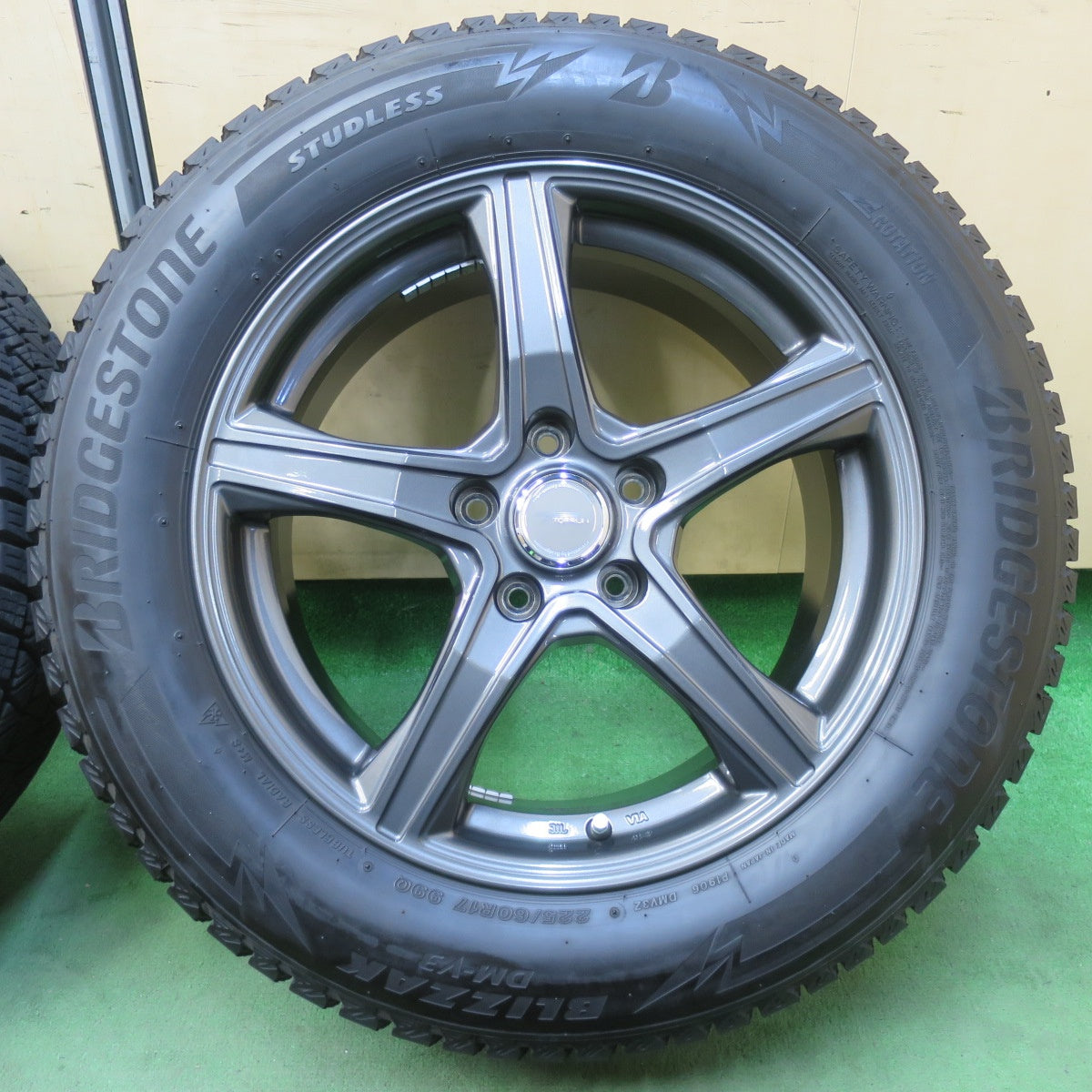 バリ溝！22年！キレイ！9分★スタッドレス 225/60R17 ブリヂストン ブリザック DM-V3 TOPRUN トップラン 17インチ PCD114.3/5H★5110711イス