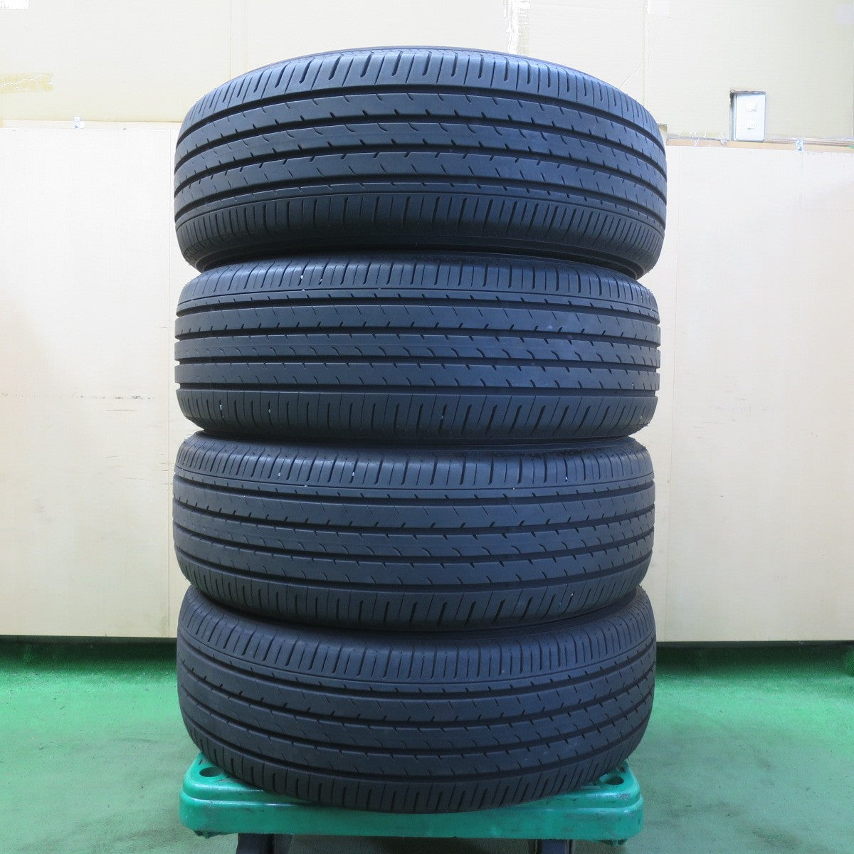バリ溝！23年！9.5分★225/60R18 ヨコハマ アドバン V03 タイヤ 18インチ レクサス NX ハリアー RAV4 40系 アルファード 等★5052904イノタ