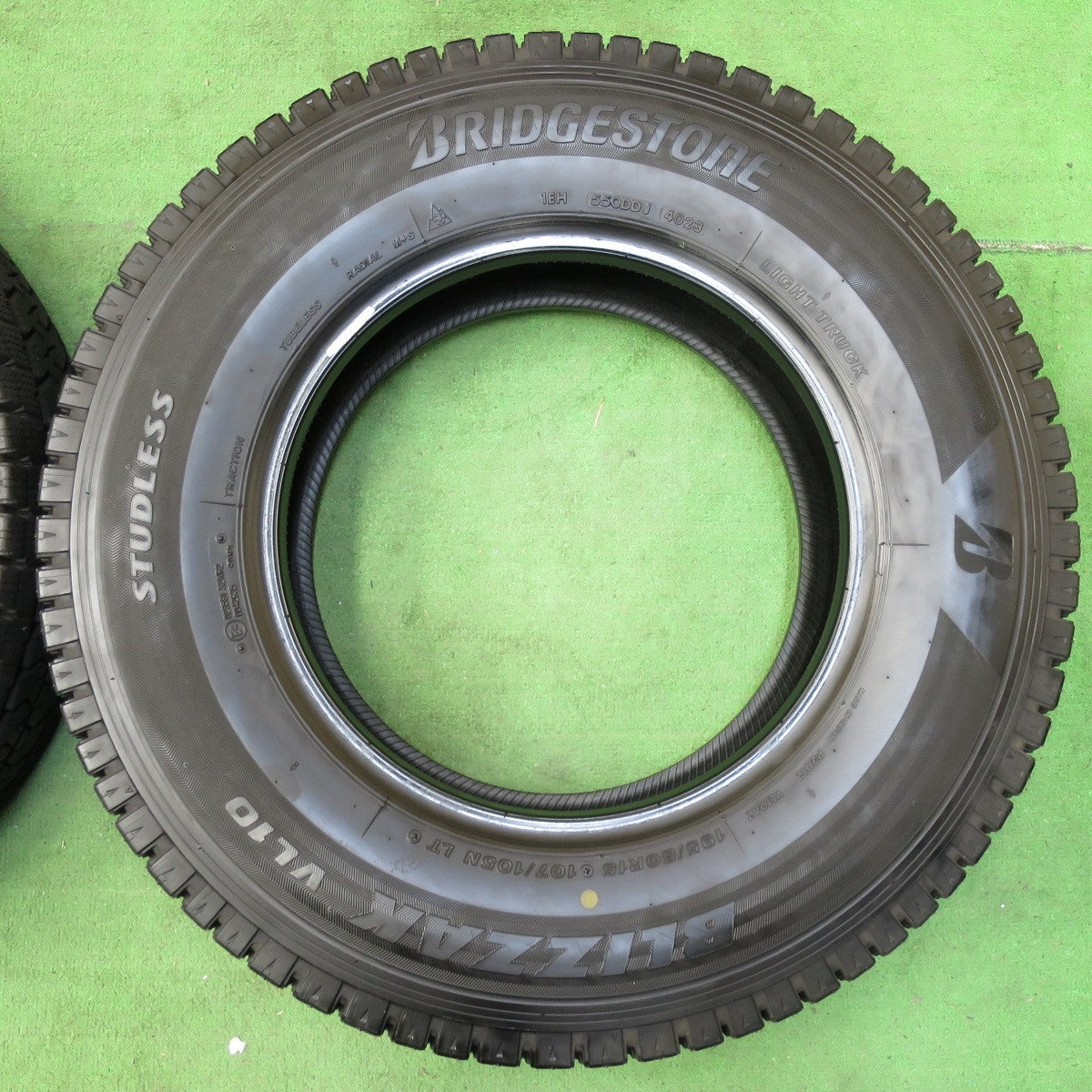 [送料無料] バリ溝！23年！9.5分★スタッドレス 195/80R15 107/105N ブリヂストン ブリザック VL10 タイヤ 15インチ ハイエース キャラバン 等★4110805イスタ