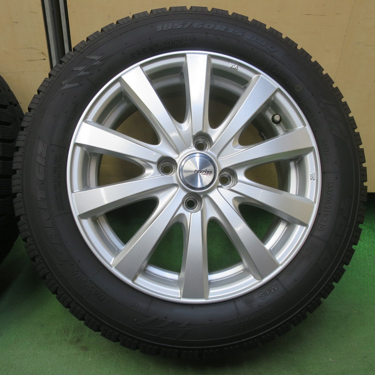 バリ溝！22年！キレイ！9.5分◎スタッドレス 185/60R15 トーヨー オブザーブ ガリット GIZ ravrion RS01 ラブリオン 15インチ PCD100/4H◎6091902イス