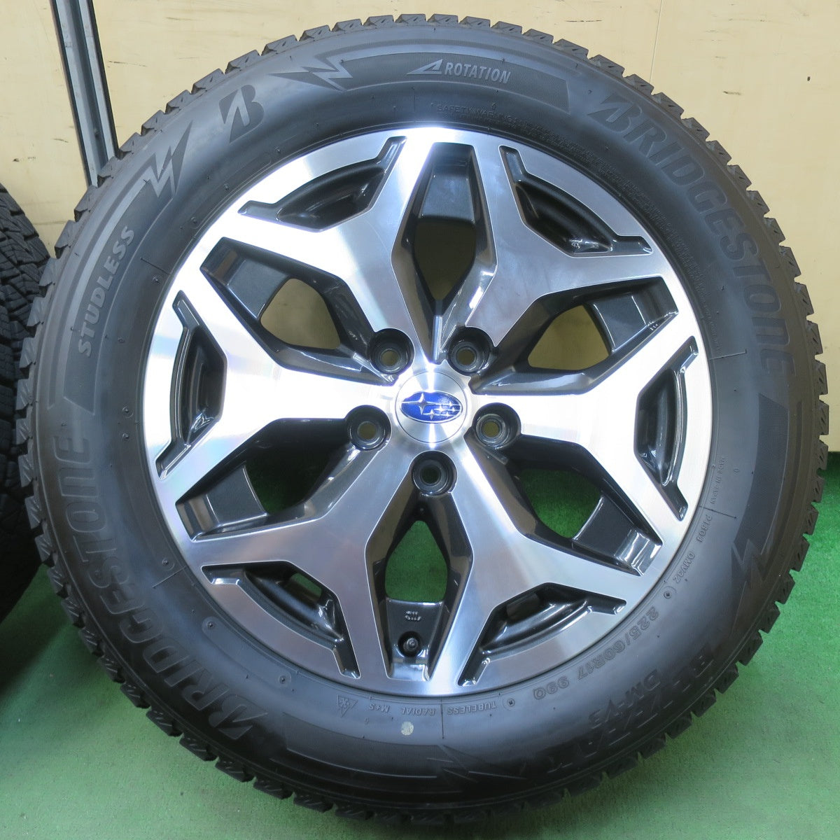 バリ溝！24年！キレイ！9.5分以上★スバル SK フォレスター 純正 225/60R17 スタッドレス ブリヂストン ブリザック DM-V3 17インチ PCD114.3/5H★5110706イス