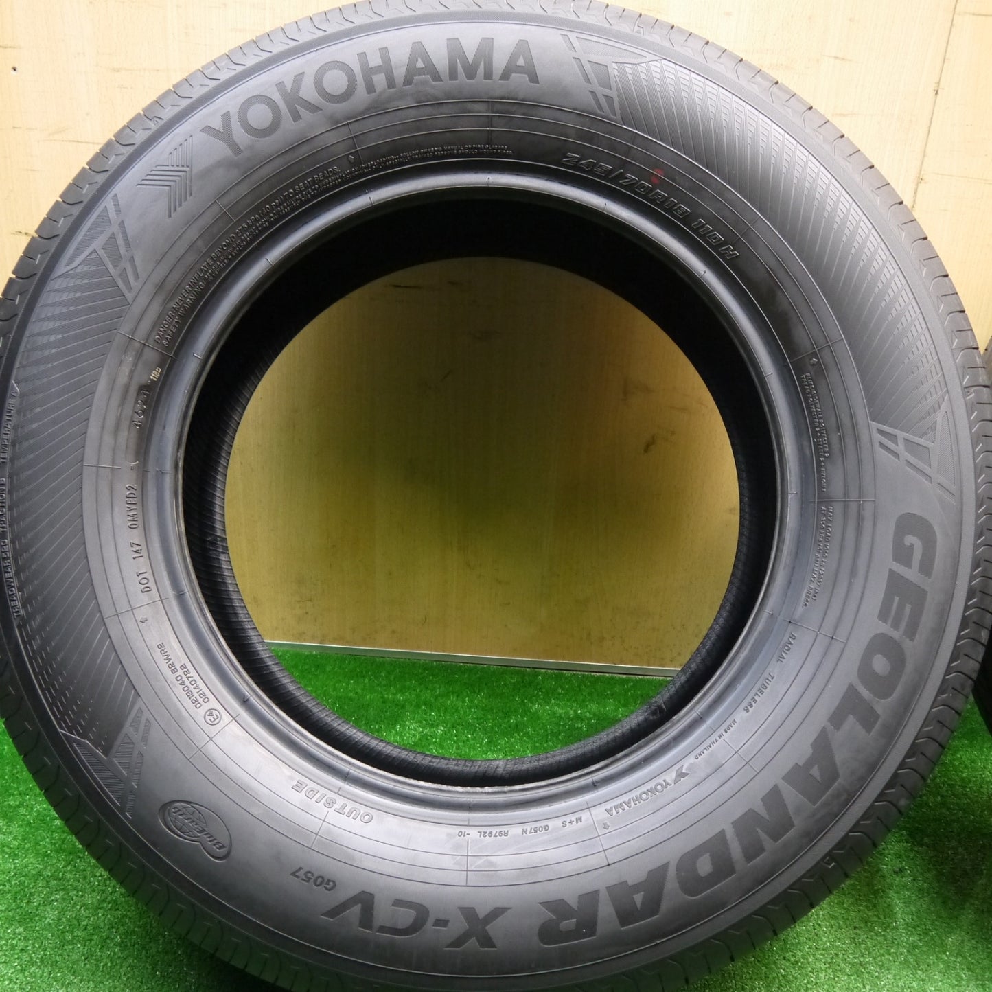 新車外し！24年★245/70R18 ヨコハマ ジオランダー X-CV G057 タイヤ 18インチ ランクル 250 等★5110503Hノタ