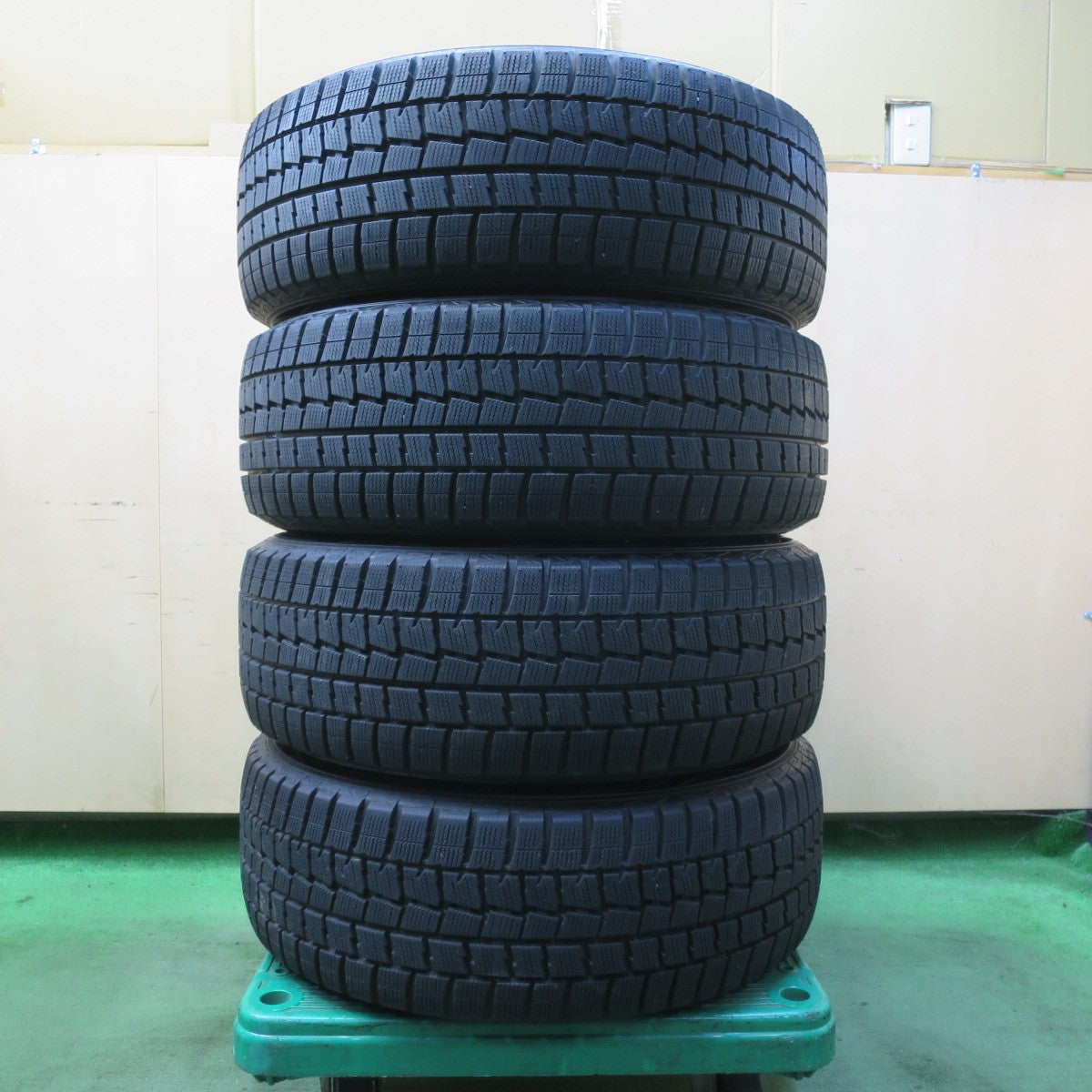 バリ溝！キレイ！9.5分以上★インプレッサ 等 225/55R17 スタッドレス ダンロップ ウインターマックス WM01 DUFACT デュファクト 17インチ PCD100/5H★5101606イス