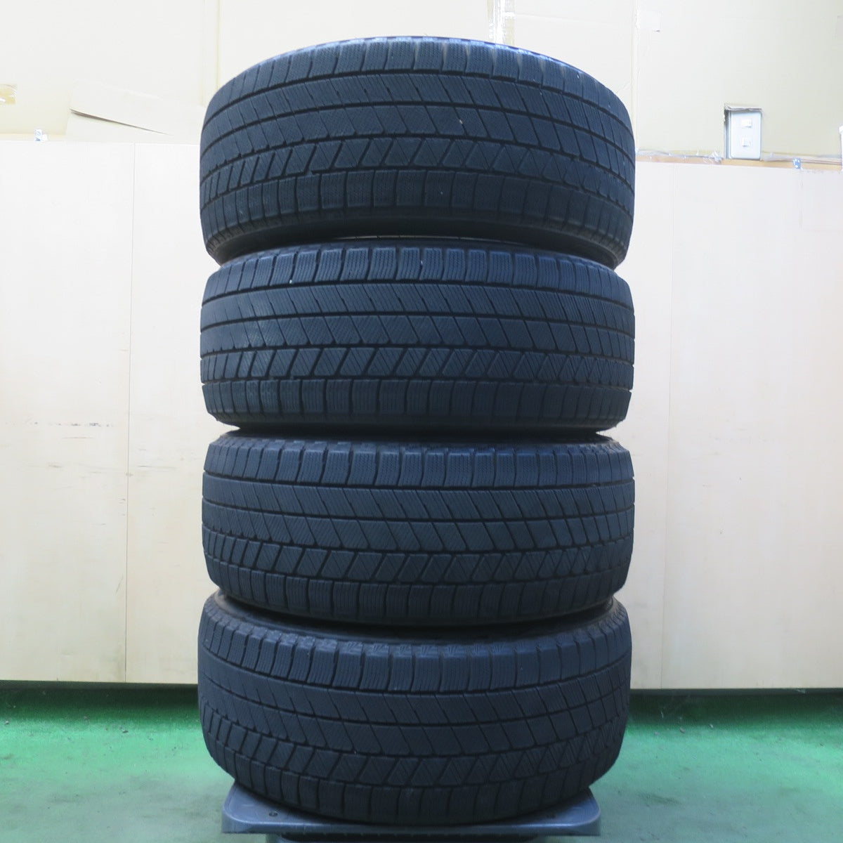 バリ溝！22年！8.5分★スタッドレス 225/40R18 ブリヂストン ブリザック VRX3 タイヤ 18インチ GR ヤリス カローラ スポーツ インプレッサ BRZ 86 等★6072810イスタ