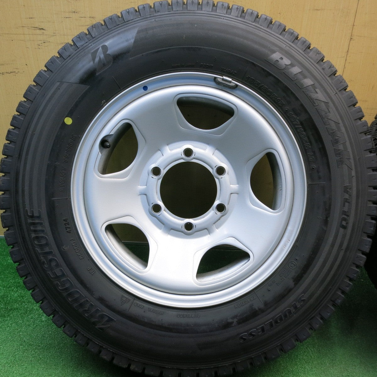 バリ溝！24年！キレイ！9分★スタッドレス 195/80R15 107/105N ブリヂストン ブリザック VL10 スチール ホイール 15インチ PCD139.7/6H★6040514HAス