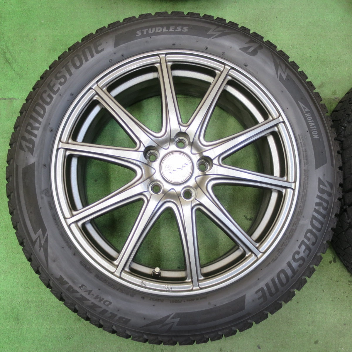 バリ溝！23年！キレイ！9分★スタッドレス FINAL SPEED 225/55R18 ブリヂストン ブリザック DM-V3 MiD ファイナルスピード マルカ 18インチ PCD114.3/5H★5090401イス
