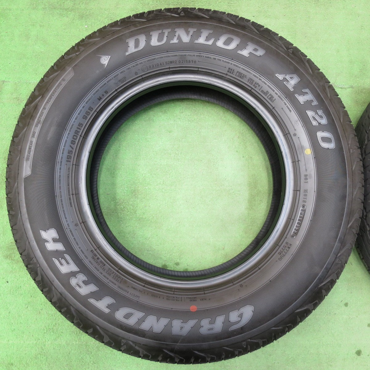 [送料無料] バリ溝！23年！8.5分★195/80R15 ダンロップ AT20 グラントレック タイヤ 15インチ ジムニー シエラ ハイエース 等★5012202イノタ