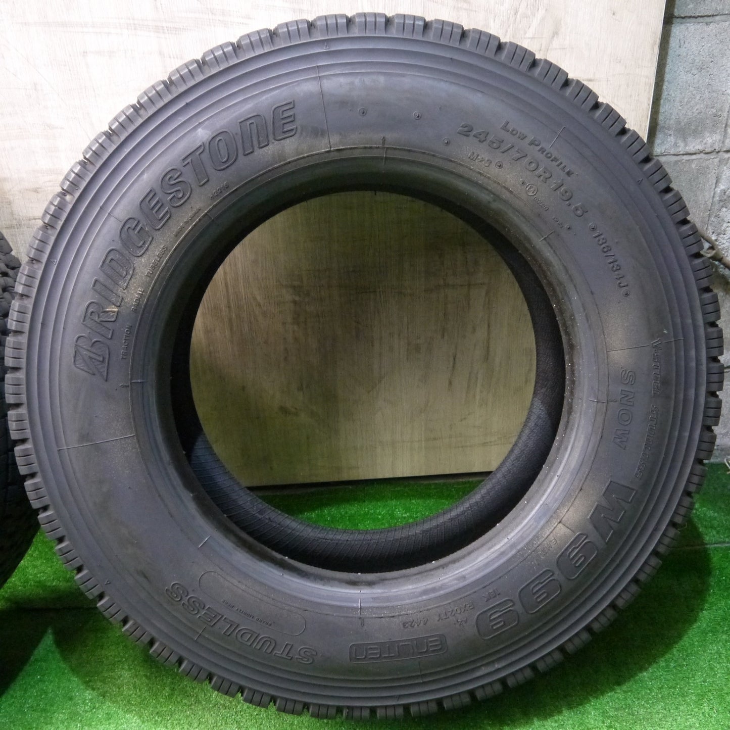 バリ溝！23年！9.5分！2本★トラック タイヤ 245/70R19.5 136/134J スタッドレス ブリヂストン W999 19.5インチ★5060706KKスタ