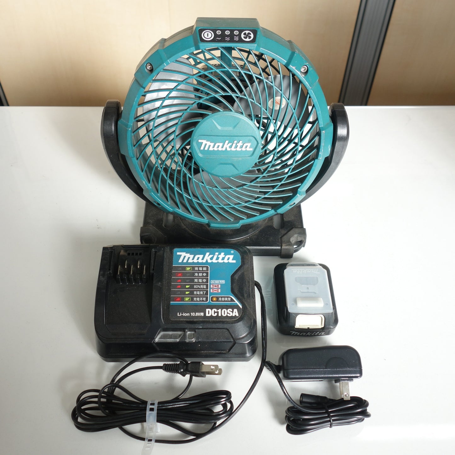 [送料無料] ◆マキタ 充電式 ファン CF100D 10.8V 電動 工具 扇風機 屋内 野外 夏 Makita◆