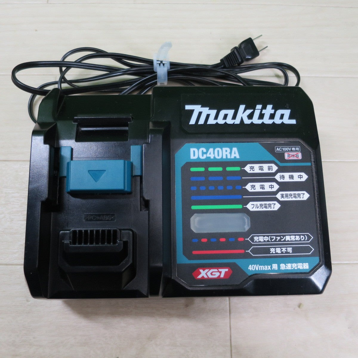 [送料無料] 美品！付属品付き☆マキタ 充電式 クリーナ CL001G コードレス 掃除機 クリーナー 充電器 DC40RA バッテリー BL4025 makita☆