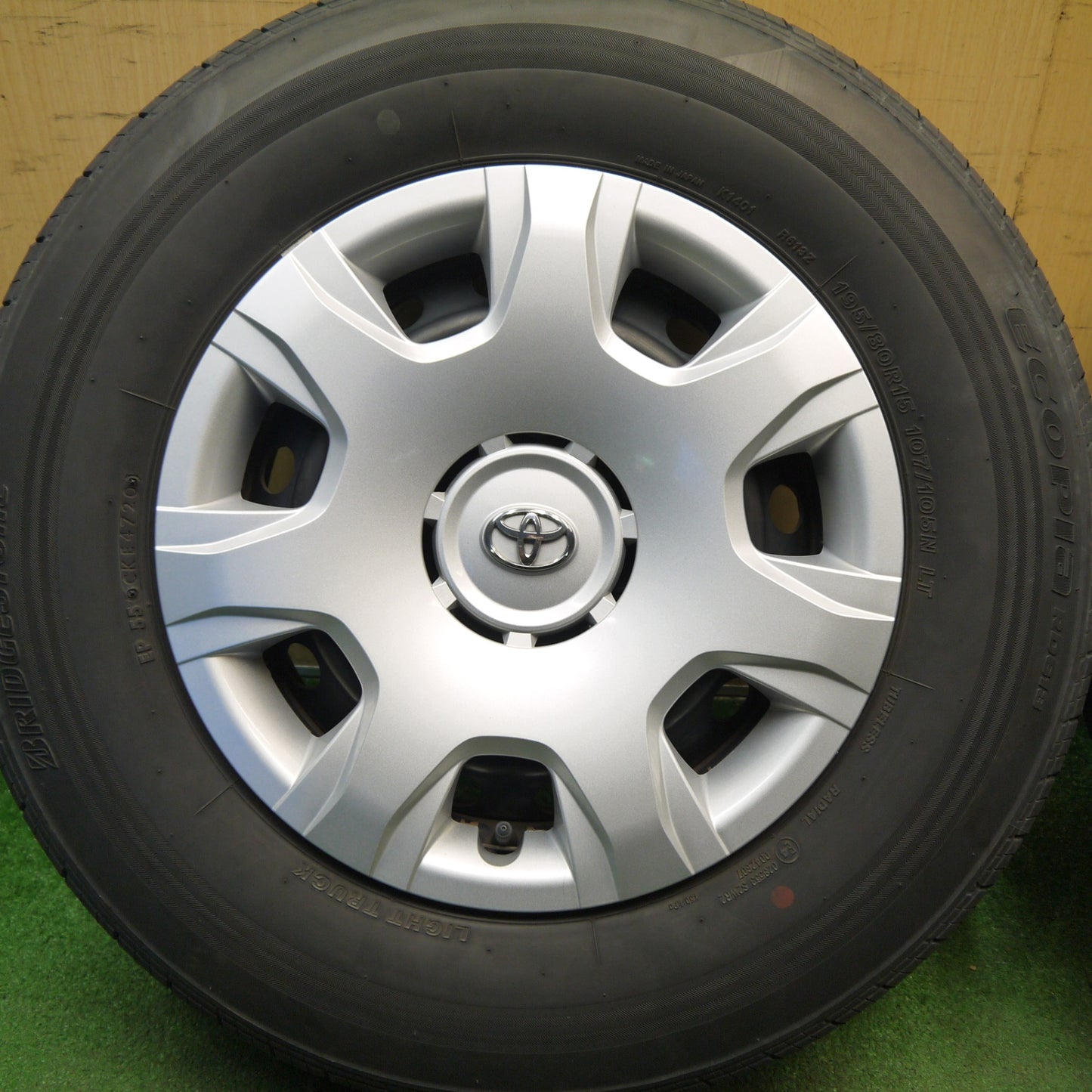 キレイ★トヨタ 200系 ハイエース 純正 スチール 195/80R15 107/105N ブリヂストン エコピア RD613 15インチ PCD139.7/6H★6031104Hノ