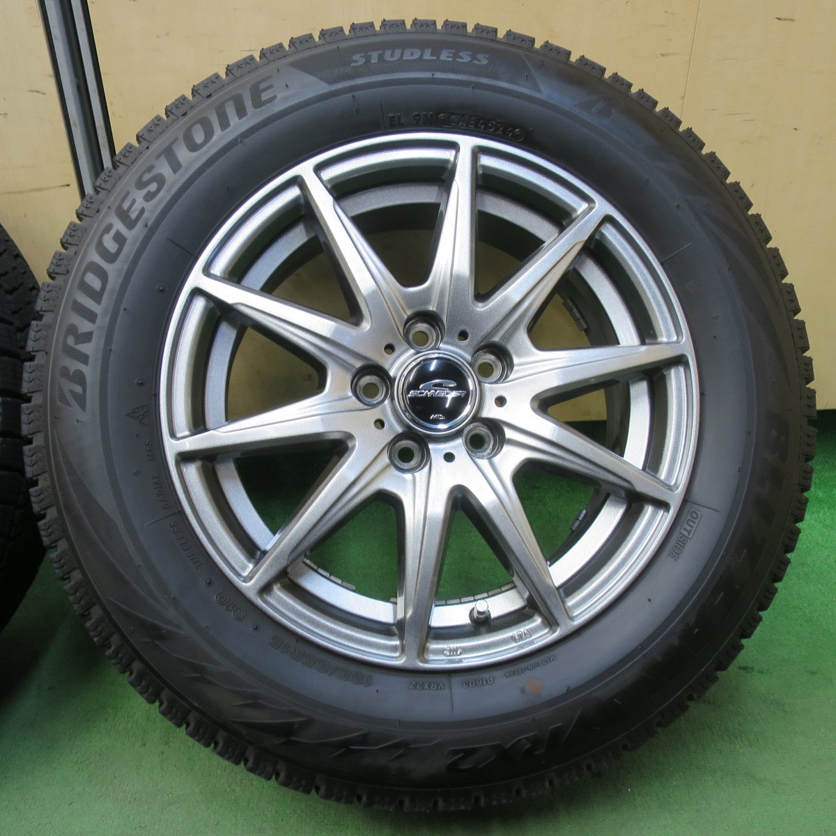 バリ溝！24年！キレイ！ほぼ10分★プリウス 等 195/65R15 スタッドレス ブリヂストン ブリザック VRX2 SCHNEIDER シュナイダー 15インチ PCD100/5H★5111506イス