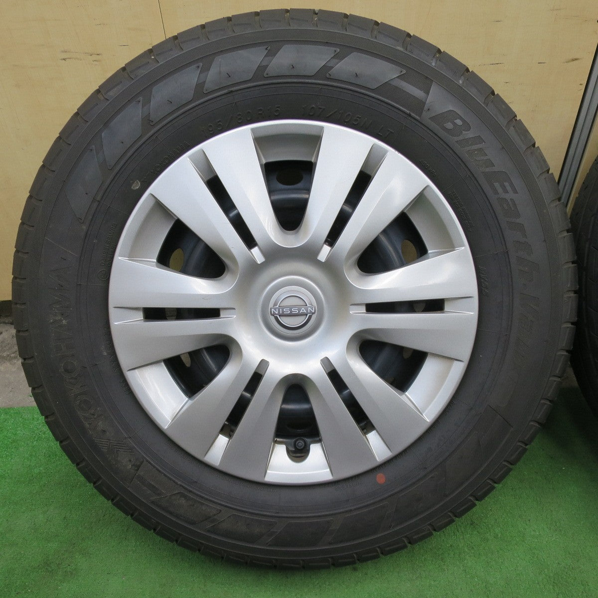 キレイ！22年★日産 NV350 キャラバン 純正 スチール 195/80R15 107/105N ヨコハマ BluEarth-Van RY55 15インチ PCD139.7/6H★6013102ナノ